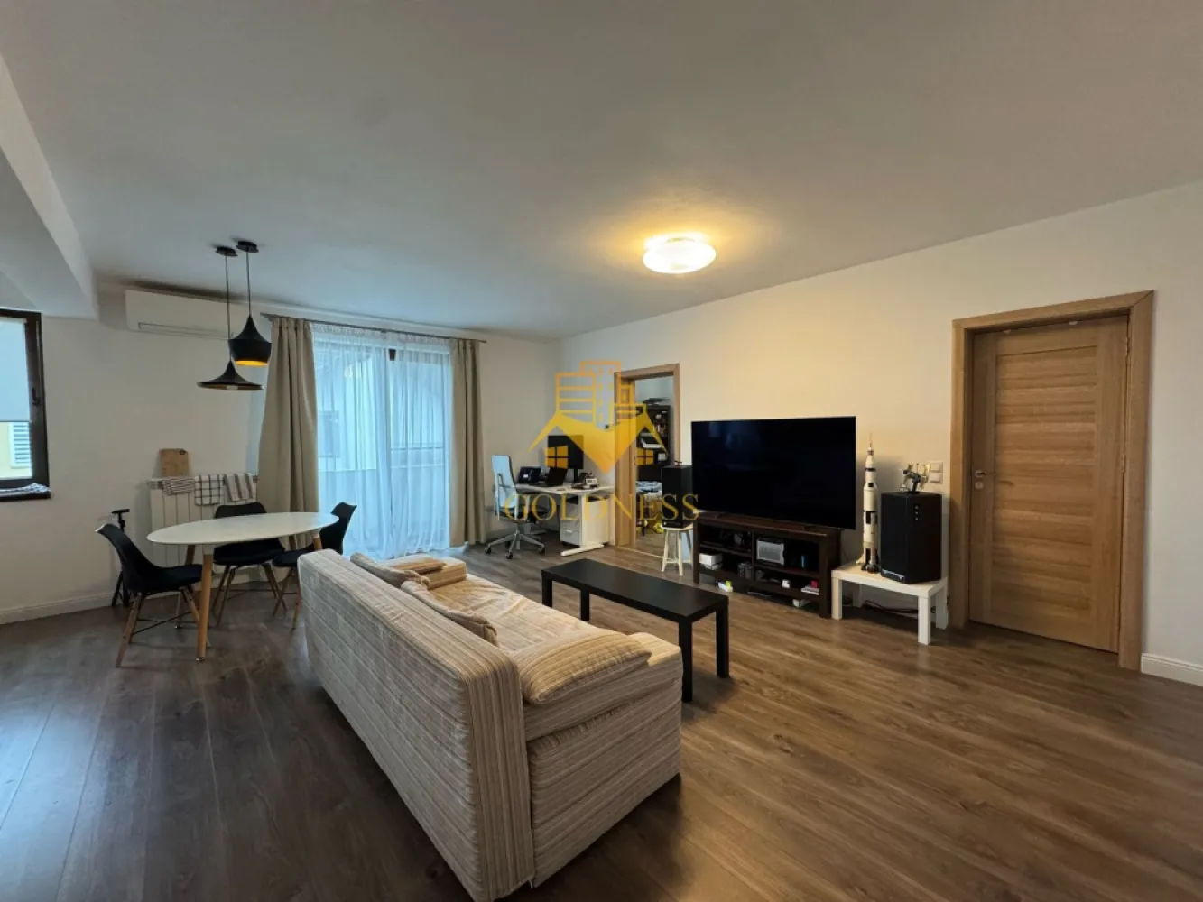 2 camere, bloc nou, parcare, Zorilor, Zona Mircea Eliade, UTCN, UMF - GOLDNESS Imobiliare vă propune spre închiriere un apartament cu 2 camere complet mobilat și utilat, la etajul 1 într-un imobil de 2 etaje, în Cartierul Zorilor.
Dispune de loc de parcare!
Se află în apropierea stațiilor de transport în comun, magazine, restaurante, spații verzi, farmacii, etc. 

Apartamentul este compartimentat astfel:
 - dormitor cu pat matrimonial, dressing, noptiere
 - living cu bucatarie open space complet utilată și mobilată, canapea extensibilă, loc de servit masa 
 - baie cu cabina de dus, calorifer port prosop și dulap pentru depozitare.
 - 2 balcoane

Imobilul este dotat cu toate cele necesare- centrală proprie, frigider, aragaz, hotă, mașină de spălat haine, etc. 

Dacă sunteți interesați de acest apartament și doriți să îl vizionați, dar și pentru alte oferte nu ezitați să ne contactați telefonic sau prin e-mail. Vă stăm la dispoziție!
Pentru intermediere se percepe un comision de 50% din prețul chiriei!