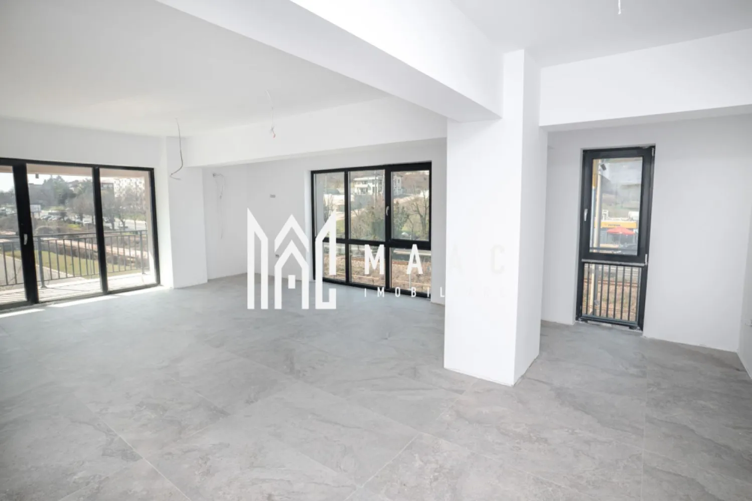Apartament 3 camere | 110MP | Bloc Nou - ID anunț: CP2969258

Apartament de lux cu 3 camere – bloc nou 2025, Ostroveni

Agenția MAAC Imobiliare vă propune spre vânzare un apartament modern și spațios, situat într-un bloc nou finalizat în 2025, într-o zonă foarte apreciată a cartierului Ostroveni, pe strada Aurelian Sacerdoteanu din Râmnicu Vâlcea.

Locuința are o suprafață generoasă de 110 mp totala, si 96mp utili și este compartimentată inteligent în 3 camere luminoase, 2 băi, oferind confort și funcționalitate pentru o familie sau pentru cei care își doresc un spațiu premium.

Apartamentul se află la etajul 2 din 4, într-un imobil dotat cu lift, și se vinde complet finisat „la cheie”, bai complet mobilate si utilate ( cade, wc, corp, bideu) fiind pregătit pentru mutare imediată.

Printre dotările care asigură un nivel ridicat de confort se numără încălzirea în pardoseală, care oferă o temperatură uniformă în toată locuința, precum și aerul condiționat, ideal pentru zilele călduroase de vară.

Proprietatea reprezintă o alegere excelentă atât pentru locuire, cât și pentru investiție, datorită poziției bune și a standardului ridicat de construcție.

Preț: 150.000 €, TVA 21% inclus in pret.
Posibilitate de achizitie loc de parcare subteran si boxa la subsol
Locuri de parcare in fata blocului oferite cu abonament de catre primarie

Pentru mai multe informații sau pentru programarea unei vizionări, vă stăm cu drag la dispoziție.

MAAC Imobiliare – partenerul dumneavoastră de încredere în imobiliare.