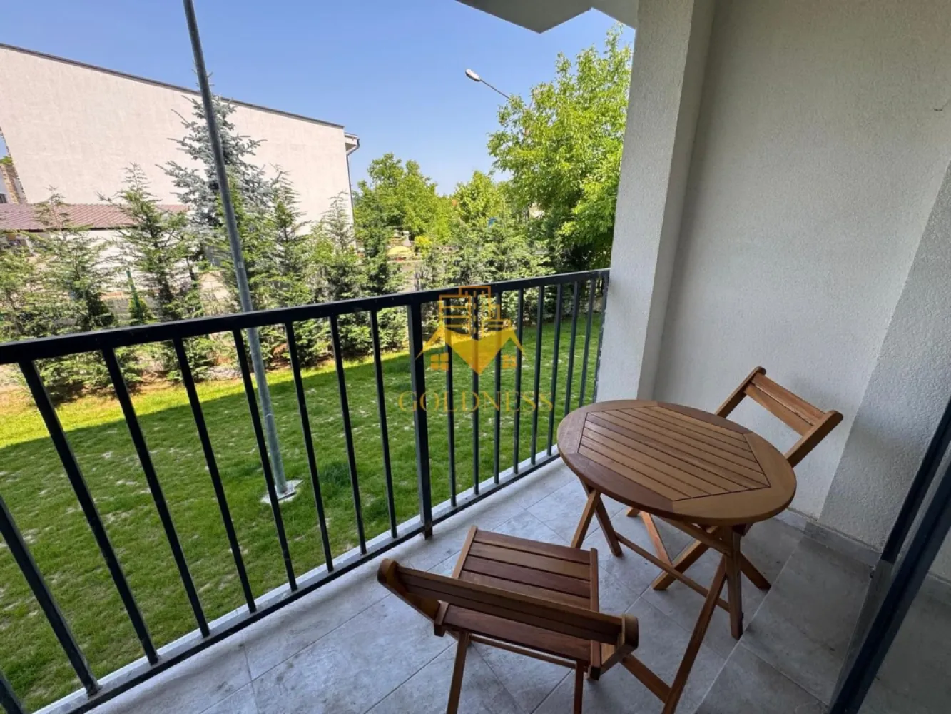 2 camere, modern, parcare, Abatorului, Mega Image, Parcul Poligon - GOLDNESS Imobiliare vă propune spre închiriere un apartament cu 2 camere complet mobilat și utilat, la parter, într-un imobil de 4 etaje, în Floresti.
Dispune de loc de parcare!
Se află în apropierea stațiilor de transport în comun, magazine, restaurante, spații verzi, farmacii, etc. 

Apartamentul este compartimentat astfel:
 - dormitor cu pat matrimonial, dressing, noptiere
 - living cu bucatarie open space complet utilată și mobilată, canapea extensibilă, loc de servit masa 
 - baie cu cabina de dus, calorifer port prosop și dulap pentru depozitare.
 - balcon 7 mp.

Imobilul este dotat cu toate cele necesare- centrală proprie, incalzire in pardoseala, frigider, aragaz, hotă, mașină de spălat haine, etc. 

Dacă sunteți interesați de acest apartament și doriți să îl vizionați, dar și pentru alte oferte nu ezitați să ne contactați telefonic sau prin e-mail. Vă stăm la dispoziție!
Pentru intermediere se percepe un comision de 75% din prețul chiriei!