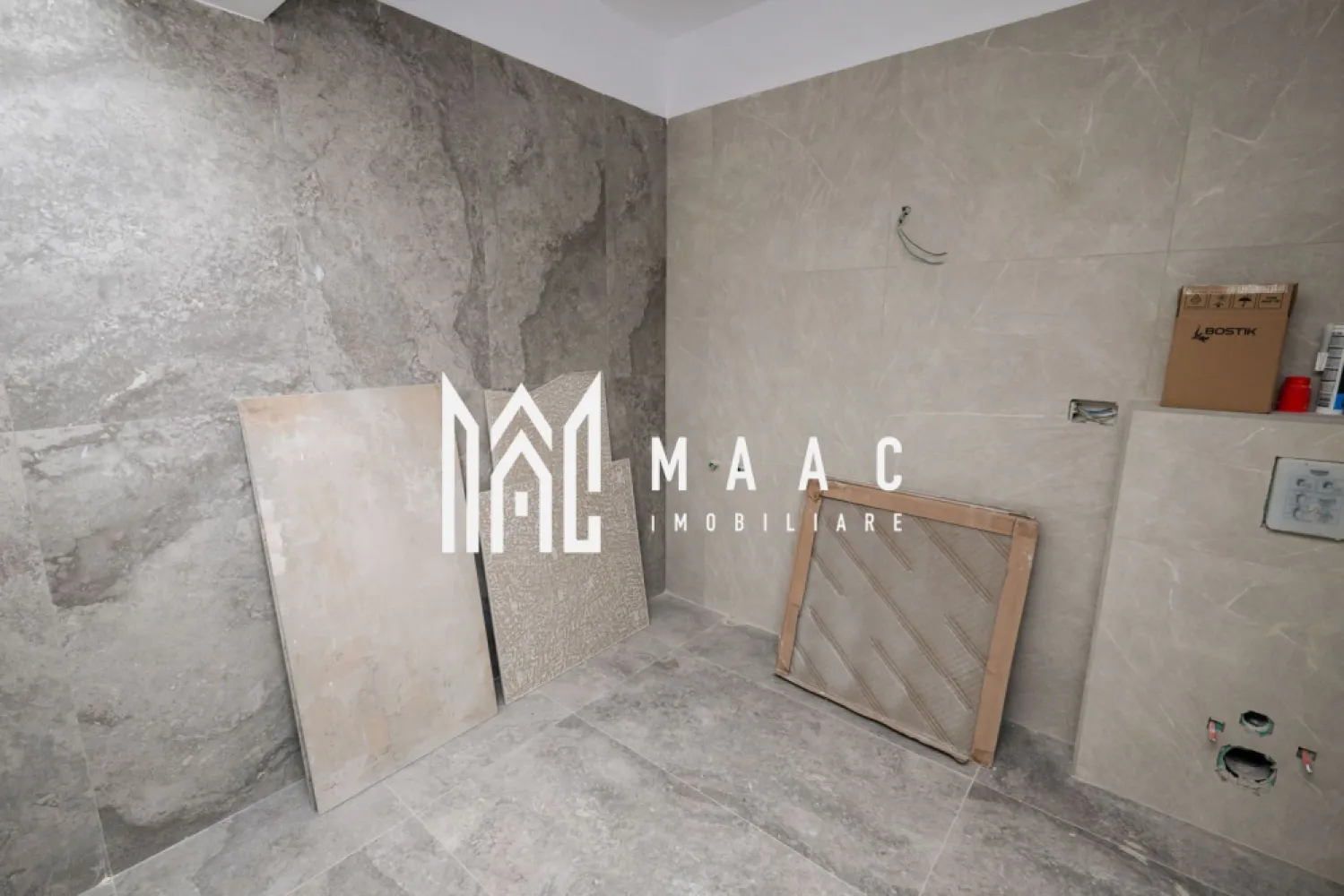 Apartament 3 camere | 110MP | Bloc Nou - ID anunț: CP2969258

Apartament de lux cu 3 camere – bloc nou 2025, Ostroveni

Agenția MAAC Imobiliare vă propune spre vânzare un apartament modern și spațios, situat într-un bloc nou finalizat în 2025, într-o zonă foarte apreciată a cartierului Ostroveni, pe strada Aurelian Sacerdoteanu din Râmnicu Vâlcea.

Locuința are o suprafață generoasă de 110 mp totala, si 96mp utili și este compartimentată inteligent în 3 camere luminoase, 2 băi, oferind confort și funcționalitate pentru o familie sau pentru cei care își doresc un spațiu premium.

Apartamentul se află la etajul 2 din 4, într-un imobil dotat cu lift, și se vinde complet finisat „la cheie”, bai complet mobilate si utilate ( cade, wc, corp, bideu) fiind pregătit pentru mutare imediată.

Printre dotările care asigură un nivel ridicat de confort se numără încălzirea în pardoseală, care oferă o temperatură uniformă în toată locuința, precum și aerul condiționat, ideal pentru zilele călduroase de vară.

Proprietatea reprezintă o alegere excelentă atât pentru locuire, cât și pentru investiție, datorită poziției bune și a standardului ridicat de construcție.

Preț: 150.000 €, TVA 21% inclus in pret.
Posibilitate de achizitie loc de parcare subteran si boxa la subsol
Locuri de parcare in fata blocului oferite cu abonament de catre primarie

Pentru mai multe informații sau pentru programarea unei vizionări, vă stăm cu drag la dispoziție.

MAAC Imobiliare – partenerul dumneavoastră de încredere în imobiliare.