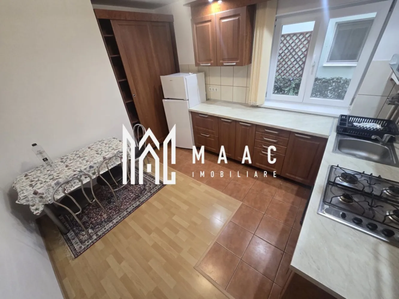 Apartament 2 camere decomandat parter gradina Strand - Apartament 2 camere decomandate de închiriat – Ștrand | Grădină proprie intrare separata | Parcare privată

Oferim spre închiriere un apartament cu 2 camere decomandate, situat în cartierul Ștrand, pe o stradă liniștită, în imediata apropiere a parcului – o locație ideală pentru cei care își doresc confort și liniște.

Apartamentul este complet mobilat și utilat, fiind disponibil pentru mutare imediată. Compartimentarea este practică și funcțională, incluzând:

Living spațios și dormitor separat;
Bucătărie închisă, complet mobilată și utilată;
Baie cu cadă și geam pentru aerisire naturală;
Balcon închis;
Grădină proprie de aproximativ 20 mp, perfectă pentru relaxare.

În plus, apartamentul beneficiază de:

Loc de parcare privat;
Zonă liniștită, cu acces facil către parc, magazine, mijloace de transport și alte puncte de interes.

Condiții de închiriere:

Disponibil imediat;
Nu se acceptă animale de companie.

Pentru mai multe detalii specificati CP3210119 la telefon .