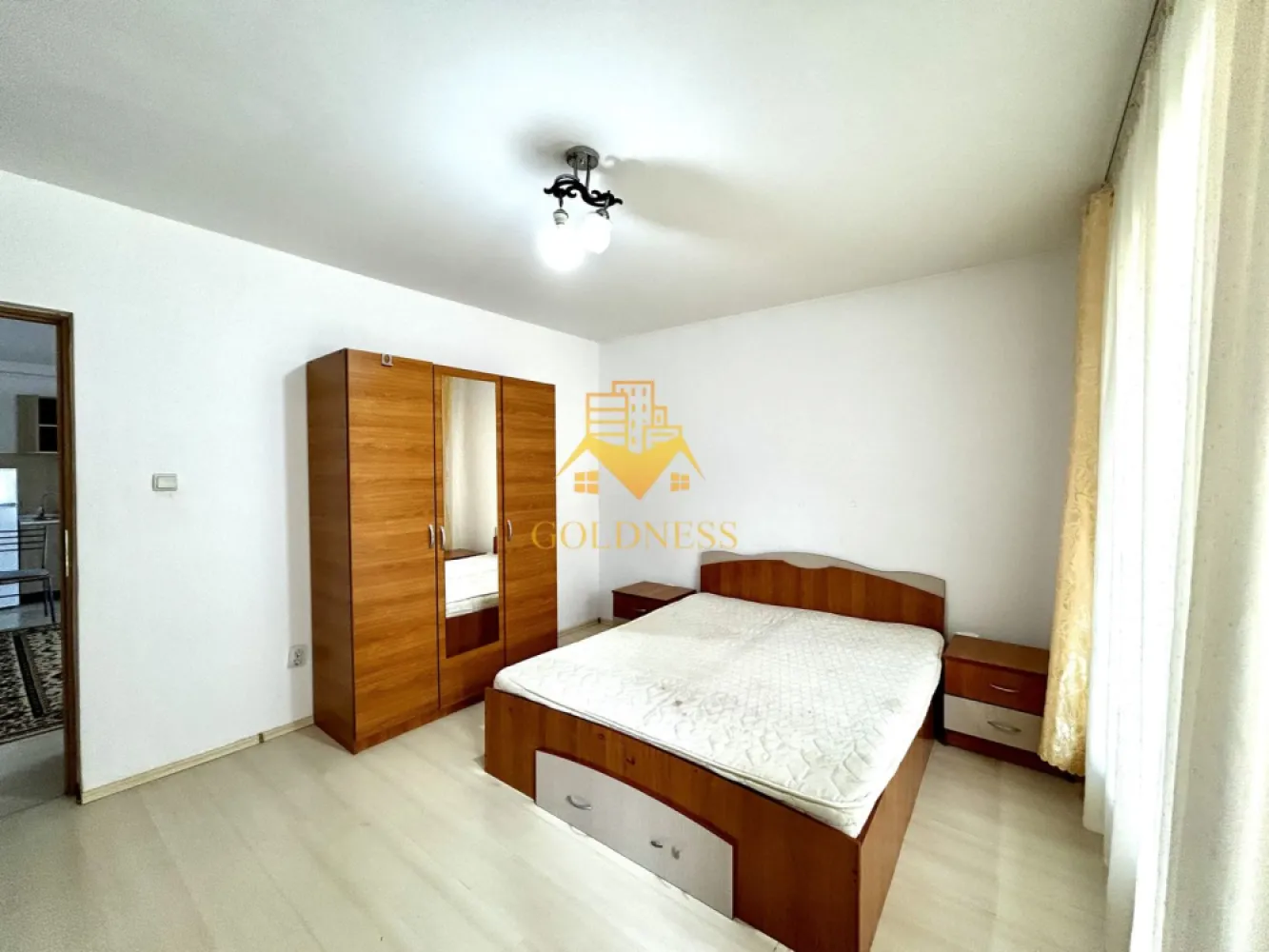 2 camere open space, Parcare, Zona Poligonului, Floresti, Profi - GOLDNESS Imobiliare vă propune spre închiriere un apartament cu 2 camere complet mobilat și utilat, la parter într-un imobil de 2 etaje, situat în Floresti.
Posibilitate de parcare in curtea blocului!
Se află în apropierea stațiilor de transport în comun, magazine, restaurante, spații verzi, farmacii, etc. 

Apartamentul este compartimentat astfel:
 - dormitor cu pat matrimonial, dressing, noptiere, comoda tv, televizor 
 - living cu bucatarie open space complet utilată și mobilată, canapea extensibilă, loc de servit masa 
 - baie cu cada, calorifer port prosop și dulap pentru depozitare.
 - balcon de 5 mp.

Imobilul este dotat cu toate cele necesare- centrală proprie, frigider, aragaz, hotă, mașină de spălat haine, televizor, etc. 

Dacă sunteți interesați de acest apartament și doriți să îl vizionați, dar și pentru alte oferte nu ezitați să ne contactați telefonic sau prin e-mail. Vă stăm la dispoziție!
Pentru intermediere se percepe un comision de 200 euro!