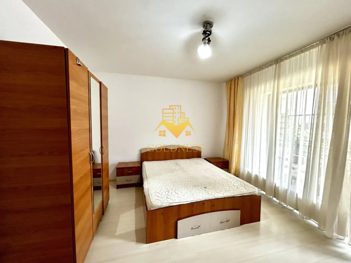 2 camere open space, Parcare, Zona Poligonului, Floresti, Profi - GOLDNESS Imobiliare vă propune spre închiriere un apartament cu 2 camere complet mobilat și utilat, la parter într-un imobil de 2 etaje, situat în Floresti.
Posibilitate de parcare in curtea blocului!
Se află în apropierea stațiilor de transport în comun, magazine, restaurante, spații verzi, farmacii, etc. 

Apartamentul este compartimentat astfel:
 - dormitor cu pat matrimonial, dressing, noptiere, comoda tv, televizor 
 - living cu bucatarie open space complet utilată și mobilată, canapea extensibilă, loc de servit masa 
 - baie cu cada, calorifer port prosop și dulap pentru depozitare.
 - balcon de 5 mp.

Imobilul este dotat cu toate cele necesare- centrală proprie, frigider, aragaz, hotă, mașină de spălat haine, televizor, etc. 

Dacă sunteți interesați de acest apartament și doriți să îl vizionați, dar și pentru alte oferte nu ezitați să ne contactați telefonic sau prin e-mail. Vă stăm la dispoziție!
Pentru intermediere se percepe un comision de 200 euro!