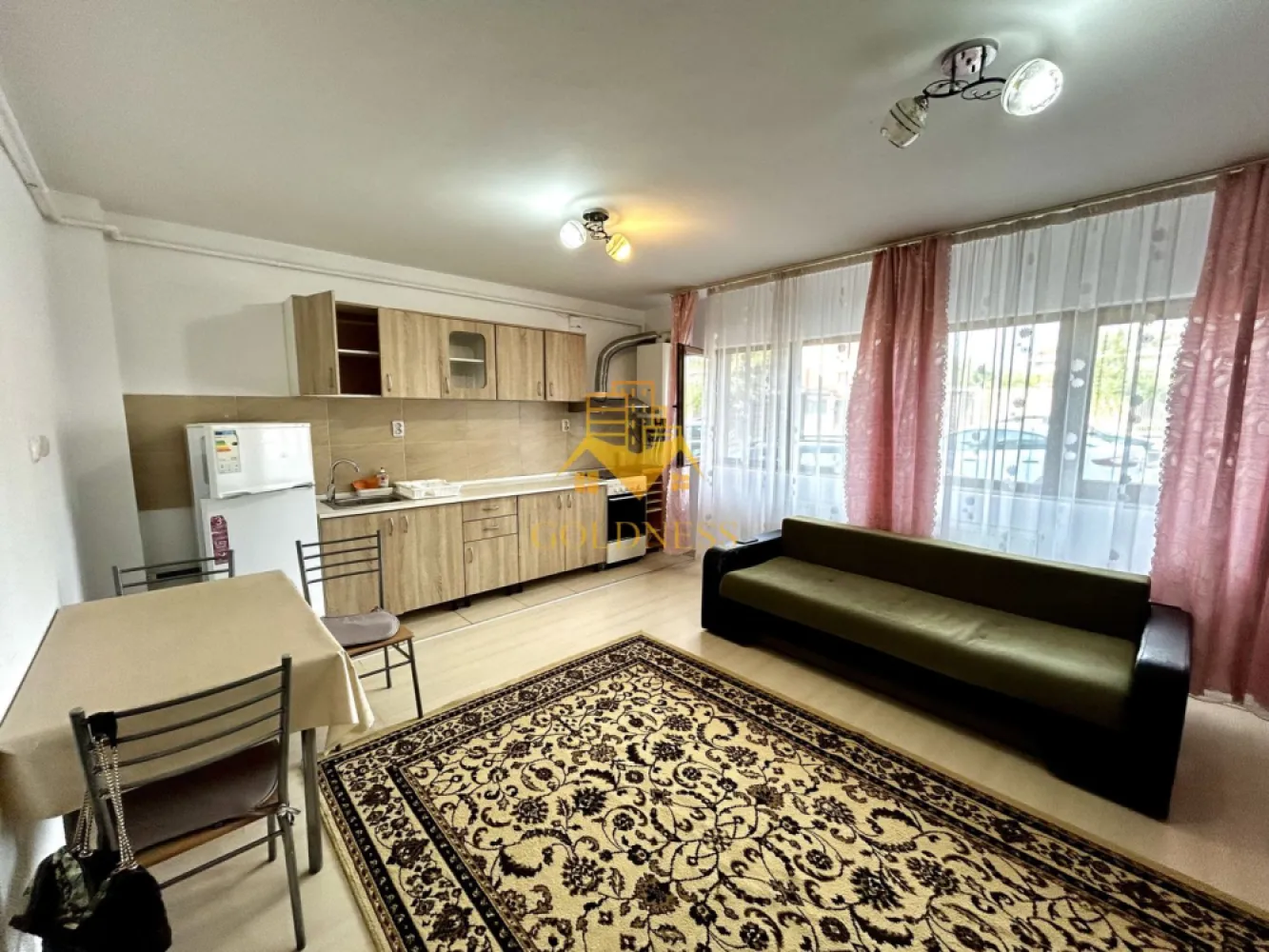 2 camere open space, Parcare, Zona Poligonului, Floresti, Profi - GOLDNESS Imobiliare vă propune spre închiriere un apartament cu 2 camere complet mobilat și utilat, la parter într-un imobil de 2 etaje, situat în Floresti.
Posibilitate de parcare in curtea blocului!
Se află în apropierea stațiilor de transport în comun, magazine, restaurante, spații verzi, farmacii, etc. 

Apartamentul este compartimentat astfel:
 - dormitor cu pat matrimonial, dressing, noptiere, comoda tv, televizor 
 - living cu bucatarie open space complet utilată și mobilată, canapea extensibilă, loc de servit masa 
 - baie cu cada, calorifer port prosop și dulap pentru depozitare.
 - balcon de 5 mp.

Imobilul este dotat cu toate cele necesare- centrală proprie, frigider, aragaz, hotă, mașină de spălat haine, televizor, etc. 

Dacă sunteți interesați de acest apartament și doriți să îl vizionați, dar și pentru alte oferte nu ezitați să ne contactați telefonic sau prin e-mail. Vă stăm la dispoziție!
Pentru intermediere se percepe un comision de 200 euro!