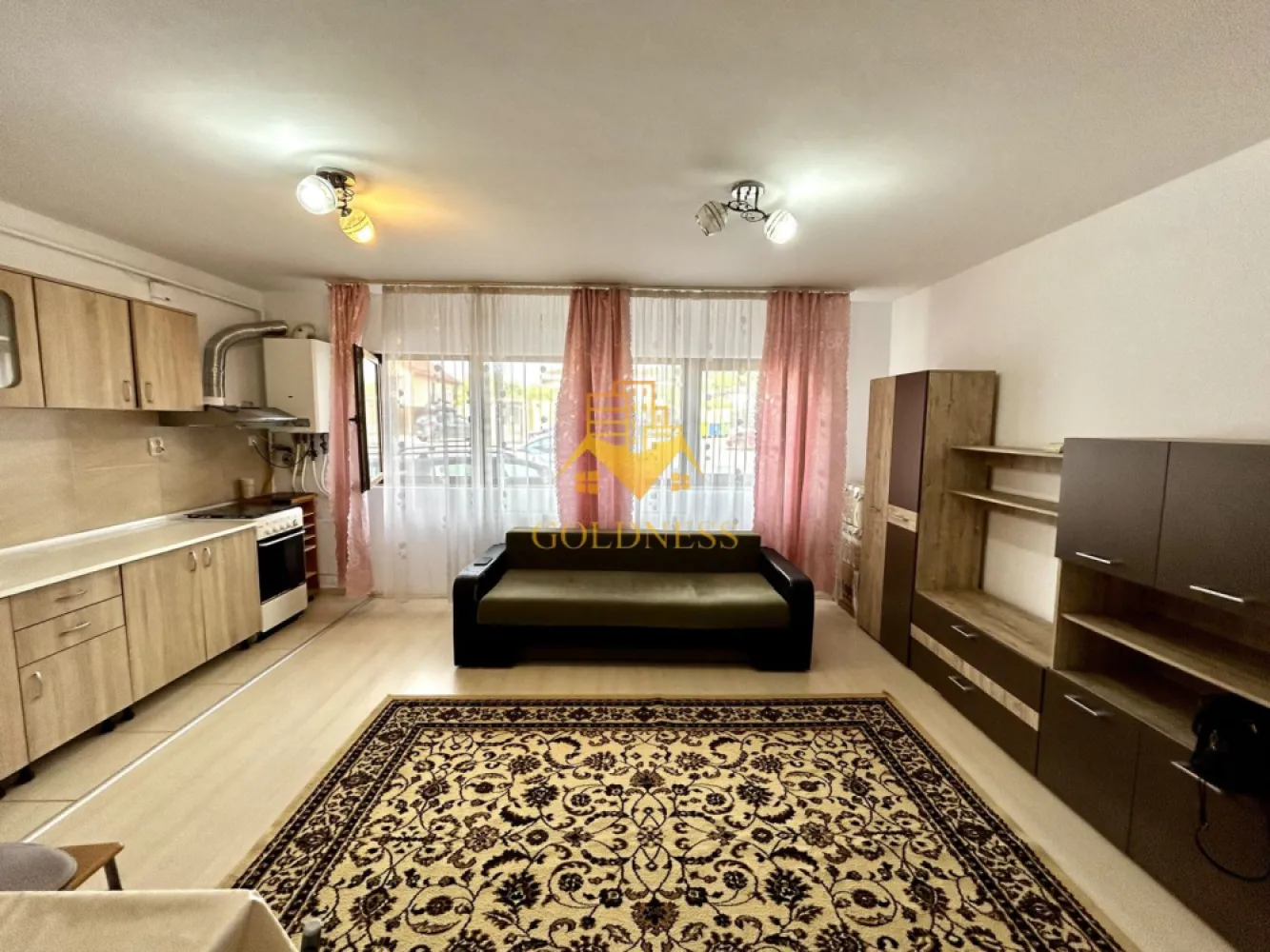 2 camere open space, Parcare, Zona Poligonului, Floresti, Profi - GOLDNESS Imobiliare vă propune spre închiriere un apartament cu 2 camere complet mobilat și utilat, la parter într-un imobil de 2 etaje, situat în Floresti.
Posibilitate de parcare in curtea blocului!
Se află în apropierea stațiilor de transport în comun, magazine, restaurante, spații verzi, farmacii, etc. 

Apartamentul este compartimentat astfel:
 - dormitor cu pat matrimonial, dressing, noptiere, comoda tv, televizor 
 - living cu bucatarie open space complet utilată și mobilată, canapea extensibilă, loc de servit masa 
 - baie cu cada, calorifer port prosop și dulap pentru depozitare.
 - balcon de 5 mp.

Imobilul este dotat cu toate cele necesare- centrală proprie, frigider, aragaz, hotă, mașină de spălat haine, televizor, etc. 

Dacă sunteți interesați de acest apartament și doriți să îl vizionați, dar și pentru alte oferte nu ezitați să ne contactați telefonic sau prin e-mail. Vă stăm la dispoziție!
Pentru intermediere se percepe un comision de 200 euro!