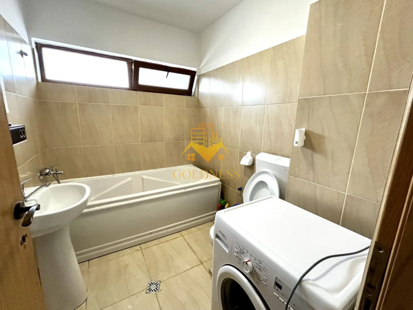 2 camere open space, Parcare, Zona Poligonului, Floresti, Profi - GOLDNESS Imobiliare vă propune spre închiriere un apartament cu 2 camere complet mobilat și utilat, la parter într-un imobil de 2 etaje, situat în Floresti.
Posibilitate de parcare in curtea blocului!
Se află în apropierea stațiilor de transport în comun, magazine, restaurante, spații verzi, farmacii, etc. 

Apartamentul este compartimentat astfel:
 - dormitor cu pat matrimonial, dressing, noptiere, comoda tv, televizor 
 - living cu bucatarie open space complet utilată și mobilată, canapea extensibilă, loc de servit masa 
 - baie cu cada, calorifer port prosop și dulap pentru depozitare.
 - balcon de 5 mp.

Imobilul este dotat cu toate cele necesare- centrală proprie, frigider, aragaz, hotă, mașină de spălat haine, televizor, etc. 

Dacă sunteți interesați de acest apartament și doriți să îl vizionați, dar și pentru alte oferte nu ezitați să ne contactați telefonic sau prin e-mail. Vă stăm la dispoziție!
Pentru intermediere se percepe un comision de 200 euro!