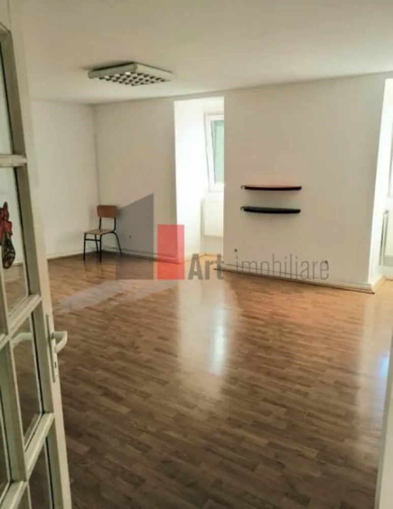 Spatiu birouri de inchiriat in Piata Foisorul de Foc 100 mp - Spatiu birouri de inchiriat in Piata Foisorul de Foc, 100 mp, 6 camere, terasă, intrare exclusiva, et 3. Ideal firma, cabinet, agentie, office. Centrala, a.c., termopan,