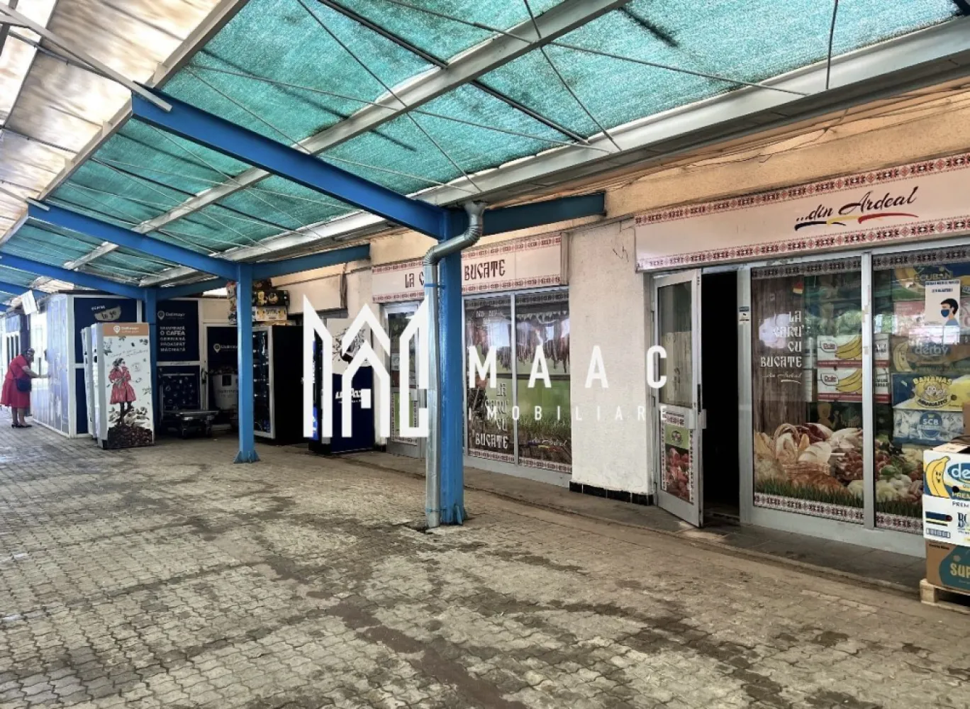 Spațiu Comercial | 70 MP | Zona Piața Rahovei - MAAC Imobiliare vă propune spre închiriere un spațiu comercial amplasat într-o zonă cu trafic intens, ideal pentru activități comerciale sau servicii.
Proprietatea este situată la intersecția dintre Bulevardul Mihai Viteazu și Strada Rahovei, în cartierul Hipodrom, una dintre cele mai dinamice zone comerciale ale orașului.

Poziționarea în incinta pieței asigură vizibilitate excelentă, trafic pietonal constant și acces facil pentru clienți.

Detalii spațiu:
Suprafață construită: 87,5 mp
Suprafață utilă: 70 mp
Vitrine mari, cu expunere foarte bună
Acces direct din incinta pieței
Grup sanitar propriu

Dotări și utilități:
Centrală termică proprie
Încălzire centrală
Curent, apă, canalizare
Toate utilitățile disponibile

Beneficii suplimentare:
 Zonă cu trafic comercial intens
 Vizibilitate ridicată
 Posibilitate aprovizionare prin partea din spate a spațiului
 Parcare aferentă Pieței Rahovei pentru aprovizionare

Acest spațiu reprezintă o oportunitate excelentă pentru magazin, showroom, servicii sau alte activități comerciale care necesită expunere și acces facil.

Pentru mai multe detalii sau pentru programarea unei vizionări, vă rugăm să contactați echipa MAAC Imobiliare, specificând ID: CP2969482