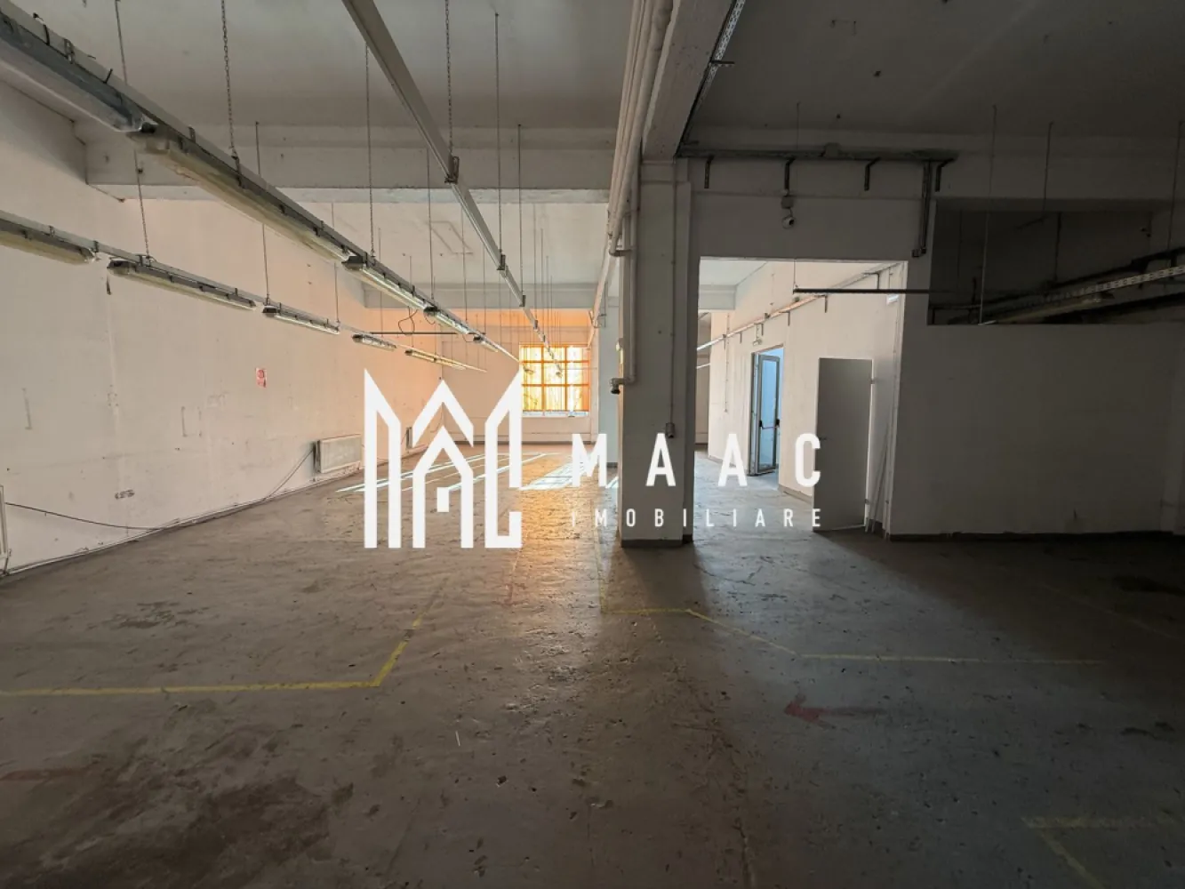 Spatiu comercial | Birouri | Industrial | Piata Cluj - MAAC Imobiliare vă prezintă spre închiriere un spațiu comercial situat într-o vilă de 3 etaje în zona Piața Cluj.

Caracteristici:
Suprafață utilă: 300 mp pe fiecare nivel, total 3 etaje
A funcționat anterior ca spațiu de producție
Ultimul nivel poate fi amenajat pentru birouri
Posibilitate de amenajare flexibilă, adaptabil pentru mai multe funcțiuni

Dotări și beneficii:
Acces auto și parcare privată
Încălzire prin calorifere
Spațiu generos care permite diverse configurări

Condiții de închiriere:
Prețul afișat este pentru un etaj
La cerere se poate închiria întreaga clădire.
Pretul afisat este +TVA.

Pentru mai multe detalii precizati telefonic ca ati vazut anuntul cu ID: CP2969491