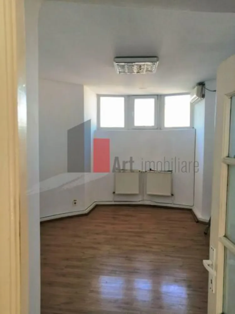 Spatiu birouri de inchiriat in Piata Foisorul de Foc 100 mp - Spatiu birouri de inchiriat in Piata Foisorul de Foc, 100 mp, 6 camere, terasă, intrare exclusiva, et 3. Ideal firma, cabinet, agentie, office. Centrala, a.c., termopan,