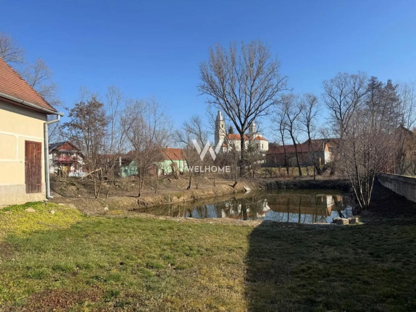 Casa cu lac in curte, Sacel, Sibiu - Va oferim spre vanzare o proprietate deosebita, situata la 15minute distanta de orasul Sibiu, in satul Sacel.
Casa este individuala, momentan nu este locuita , au fost refacute acoperisul si pivnita.

Lacul este cel in care s a investit cel mai mult, fiind consolidat integral.

Teren: 
cel pe care este amplasat lacul este de 990 mp si 250mp zona de casa si gradina.
Proprietatea are doua intrari.
Necesita renovare
Are curent, gazul si canalizarea fiind la poarta. Casa are si fantana. 

Pret: 115000 euro, usor negociabil
O casa cu un potential foarte mare de a fi transformata in locuinta sau casa de vacanta. Strazi asfaltate si iluminate.

Detalii si vizionari: 0752.088.381- Roxana
