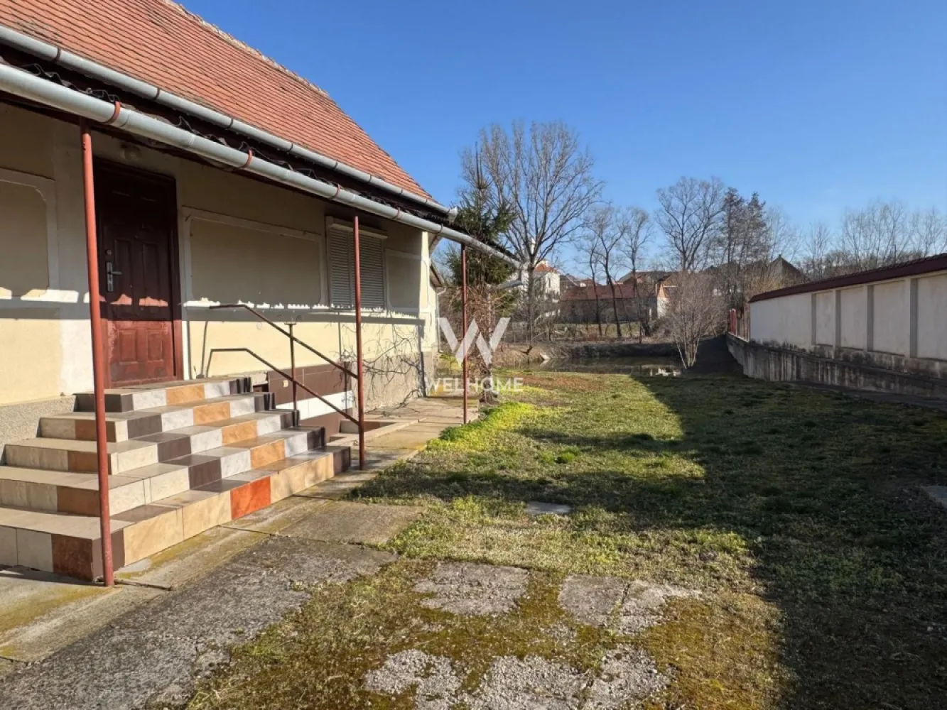 Casa cu lac in curte, Sacel, Sibiu - Va oferim spre vanzare o proprietate deosebita, situata la 15minute distanta de orasul Sibiu, in satul Sacel.
Casa este individuala, momentan nu este locuita , au fost refacute acoperisul si pivnita.

Lacul este cel in care s a investit cel mai mult, fiind consolidat integral.

Teren: 
cel pe care este amplasat lacul este de 990 mp si 250mp zona de casa si gradina.
Proprietatea are doua intrari.
Necesita renovare
Are curent, gazul si canalizarea fiind la poarta. Casa are si fantana. 

Pret: 115000 euro, usor negociabil
O casa cu un potential foarte mare de a fi transformata in locuinta sau casa de vacanta. Strazi asfaltate si iluminate.

Detalii si vizionari: 0752.088.381- Roxana