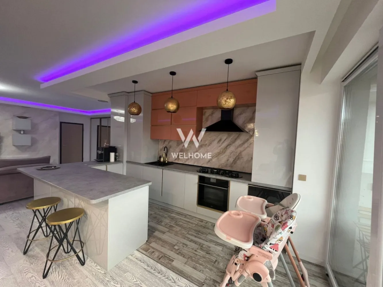 Apartament de 3 camere de închiriat, în bloc nou, zona Trei Stejari - Apartament deosebit de 3 camere, situat in zona Trei Stejari, bloc nou - DE INCHIRIAT
Zona premium, central, aproape de institutii publice, scoli, gradinite, etc.

- Etaj 1
- Orientare sudica
- Compartimentare: Hol, living, bucatarie, 2 dormitoare, 2 bai, terasa de 26 mp.
- Suprafata utila - 95 mp.
- Suprafata Balcon - 26 mp.
- 2 locuri de parcare subterane
- Lift din subsol
- Sistem audio living si bai
- Incalzire in pardoseala
- Finisaje moderne si de calitate superioara
- Izolatie exterioara cu vata minerala - confort termic sporit si costuri reduse
- Apartamentul ofera un confort deosebit

Se inchiriaza mobilat si utilat modern si calitativ, exact ca in poze.
Disponibil de la 1 septembrie.
Pret: 1000 euro/luna
Comision client: 50% din valoarea unei chirii lunare.