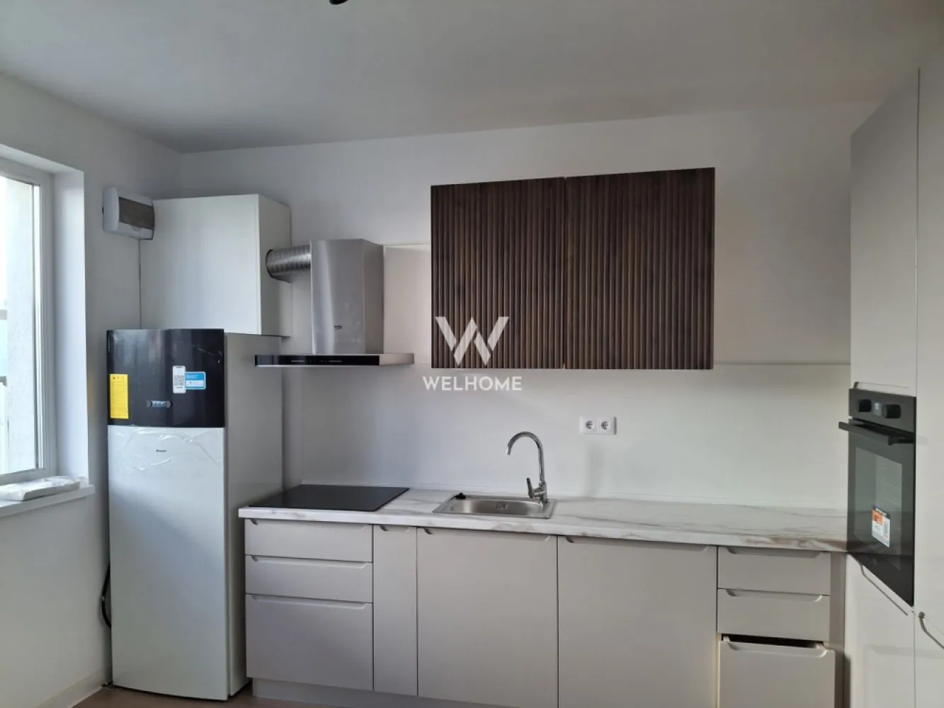 Casa de inchiriat, cu 4 camere, Arhitectilor, Sibiu - Disponibilă pentru închiriere, această casă spațioasă situată în Cartierul Arhitecților, una dintre cele mai căutate zone rezidențiale din apropierea Sibiului, oferă confort, liniște și acces rapid către oraș.

Locuința este compartimentată eficient și dispune de 4 camere, dintre care 3 dormitoare luminoase, un living generos, 2 băi, 1 bucătărie și spații de depozitare bine gândite pentru organizarea eficientă a lucrurilor. Sistemul de incalzire este cu pompa de caldura si incalzire in pardoseala. Casa este semi-mobilată, însă poate fi mobilată integral la cerere, în funcție de nevoile viitorilor chiriași.

Proprietatea beneficiază de curte proprie, ideală pentru relaxare, petrecerea timpului liber sau pentru familii cu copii. În plus, sunt disponibile locuri de parcare, oferind confort și siguranță pentru locatari și oaspeți.

Situată într-o zonă liniștită, casa oferă echilibrul perfect între viața urbană și apropierea de natură. Cartierul Arhitecților este apreciat pentru dezvoltarea modernă, accesul facil către Sibiu, dar și pentru proximitatea față de magazine, cafenele, servicii și zone de interes zilnic.

Un alt avantaj major al zonei este apropierea de natură – dealurile din jur, aerul curat și peisajele deschise oferă cadrul ideal pentru plimbări, alergare sau momente de relaxare după o zi aglomerată.

Această locuință reprezintă o alegere excelentă pentru cei care își doresc confort, spațiu și liniște, fără a renunța la accesul rapid către facilitățile orașului.

Pret 800 euro, negociabil
