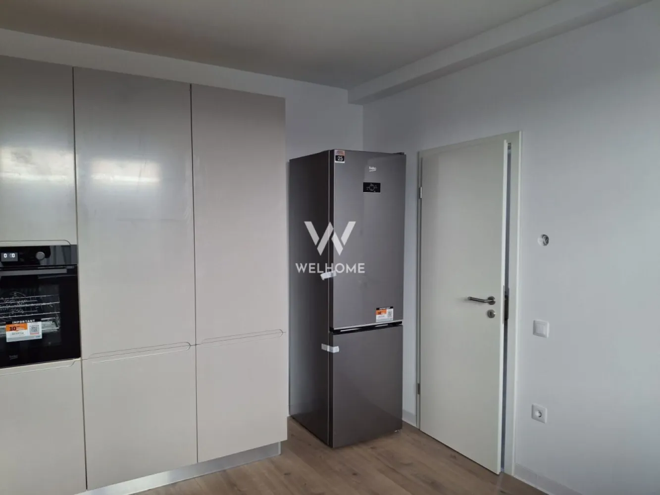 Casa de inchiriat, cu 4 camere, Arhitectilor, Sibiu - Disponibilă pentru închiriere, această casă spațioasă situată în Cartierul Arhitecților, una dintre cele mai căutate zone rezidențiale din apropierea Sibiului, oferă confort, liniște și acces rapid către oraș.

Locuința este compartimentată eficient și dispune de 4 camere, dintre care 3 dormitoare luminoase, un living generos, 2 băi, 1 bucătărie și spații de depozitare bine gândite pentru organizarea eficientă a lucrurilor. Sistemul de incalzire este cu pompa de caldura si incalzire in pardoseala. Casa este semi-mobilată, însă poate fi mobilată integral la cerere, în funcție de nevoile viitorilor chiriași.

Proprietatea beneficiază de curte proprie, ideală pentru relaxare, petrecerea timpului liber sau pentru familii cu copii. În plus, sunt disponibile locuri de parcare, oferind confort și siguranță pentru locatari și oaspeți.

Situată într-o zonă liniștită, casa oferă echilibrul perfect între viața urbană și apropierea de natură. Cartierul Arhitecților este apreciat pentru dezvoltarea modernă, accesul facil către Sibiu, dar și pentru proximitatea față de magazine, cafenele, servicii și zone de interes zilnic.

Un alt avantaj major al zonei este apropierea de natură – dealurile din jur, aerul curat și peisajele deschise oferă cadrul ideal pentru plimbări, alergare sau momente de relaxare după o zi aglomerată.

Această locuință reprezintă o alegere excelentă pentru cei care își doresc confort, spațiu și liniște, fără a renunța la accesul rapid către facilitățile orașului.

Pret 800 euro, negociabil