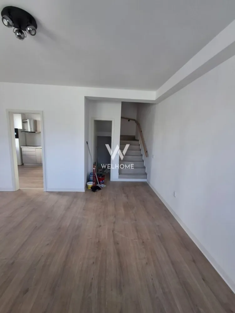 Casa de inchiriat, cu 4 camere, Arhitectilor, Sibiu - Disponibilă pentru închiriere, această casă spațioasă situată în Cartierul Arhitecților, una dintre cele mai căutate zone rezidențiale din apropierea Sibiului, oferă confort, liniște și acces rapid către oraș.

Locuința este compartimentată eficient și dispune de 4 camere, dintre care 3 dormitoare luminoase, un living generos, 2 băi, 1 bucătărie și spații de depozitare bine gândite pentru organizarea eficientă a lucrurilor. Sistemul de incalzire este cu pompa de caldura si incalzire in pardoseala. Casa este semi-mobilată, însă poate fi mobilată integral la cerere, în funcție de nevoile viitorilor chiriași.

Proprietatea beneficiază de curte proprie, ideală pentru relaxare, petrecerea timpului liber sau pentru familii cu copii. În plus, sunt disponibile locuri de parcare, oferind confort și siguranță pentru locatari și oaspeți.

Situată într-o zonă liniștită, casa oferă echilibrul perfect între viața urbană și apropierea de natură. Cartierul Arhitecților este apreciat pentru dezvoltarea modernă, accesul facil către Sibiu, dar și pentru proximitatea față de magazine, cafenele, servicii și zone de interes zilnic.

Un alt avantaj major al zonei este apropierea de natură – dealurile din jur, aerul curat și peisajele deschise oferă cadrul ideal pentru plimbări, alergare sau momente de relaxare după o zi aglomerată.

Această locuință reprezintă o alegere excelentă pentru cei care își doresc confort, spațiu și liniște, fără a renunța la accesul rapid către facilitățile orașului.

Pret 800 euro, negociabil