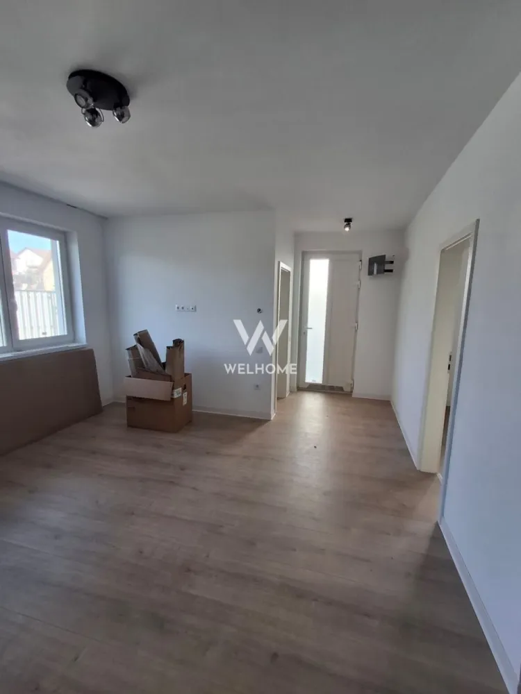 Casa de inchiriat, cu 4 camere, Arhitectilor, Sibiu - Disponibilă pentru închiriere, această casă spațioasă situată în Cartierul Arhitecților, una dintre cele mai căutate zone rezidențiale din apropierea Sibiului, oferă confort, liniște și acces rapid către oraș.

Locuința este compartimentată eficient și dispune de 4 camere, dintre care 3 dormitoare luminoase, un living generos, 2 băi, 1 bucătărie și spații de depozitare bine gândite pentru organizarea eficientă a lucrurilor. Sistemul de incalzire este cu pompa de caldura si incalzire in pardoseala. Casa este semi-mobilată, însă poate fi mobilată integral la cerere, în funcție de nevoile viitorilor chiriași.

Proprietatea beneficiază de curte proprie, ideală pentru relaxare, petrecerea timpului liber sau pentru familii cu copii. În plus, sunt disponibile locuri de parcare, oferind confort și siguranță pentru locatari și oaspeți.

Situată într-o zonă liniștită, casa oferă echilibrul perfect între viața urbană și apropierea de natură. Cartierul Arhitecților este apreciat pentru dezvoltarea modernă, accesul facil către Sibiu, dar și pentru proximitatea față de magazine, cafenele, servicii și zone de interes zilnic.

Un alt avantaj major al zonei este apropierea de natură – dealurile din jur, aerul curat și peisajele deschise oferă cadrul ideal pentru plimbări, alergare sau momente de relaxare după o zi aglomerată.

Această locuință reprezintă o alegere excelentă pentru cei care își doresc confort, spațiu și liniște, fără a renunța la accesul rapid către facilitățile orașului.

Pret 800 euro, negociabil