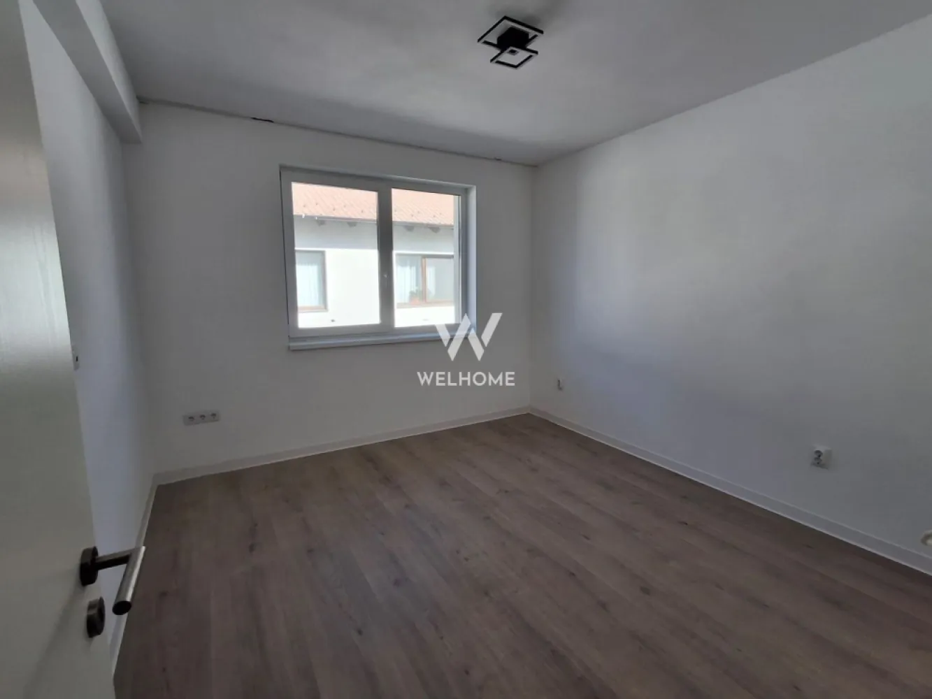 Casa de inchiriat, cu 4 camere, Arhitectilor, Sibiu - Disponibilă pentru închiriere, această casă spațioasă situată în Cartierul Arhitecților, una dintre cele mai căutate zone rezidențiale din apropierea Sibiului, oferă confort, liniște și acces rapid către oraș.

Locuința este compartimentată eficient și dispune de 4 camere, dintre care 3 dormitoare luminoase, un living generos, 2 băi, 1 bucătărie și spații de depozitare bine gândite pentru organizarea eficientă a lucrurilor. Sistemul de incalzire este cu pompa de caldura si incalzire in pardoseala. Casa este semi-mobilată, însă poate fi mobilată integral la cerere, în funcție de nevoile viitorilor chiriași.

Proprietatea beneficiază de curte proprie, ideală pentru relaxare, petrecerea timpului liber sau pentru familii cu copii. În plus, sunt disponibile locuri de parcare, oferind confort și siguranță pentru locatari și oaspeți.

Situată într-o zonă liniștită, casa oferă echilibrul perfect între viața urbană și apropierea de natură. Cartierul Arhitecților este apreciat pentru dezvoltarea modernă, accesul facil către Sibiu, dar și pentru proximitatea față de magazine, cafenele, servicii și zone de interes zilnic.

Un alt avantaj major al zonei este apropierea de natură – dealurile din jur, aerul curat și peisajele deschise oferă cadrul ideal pentru plimbări, alergare sau momente de relaxare după o zi aglomerată.

Această locuință reprezintă o alegere excelentă pentru cei care își doresc confort, spațiu și liniște, fără a renunța la accesul rapid către facilitățile orașului.

Pret 800 euro, negociabil