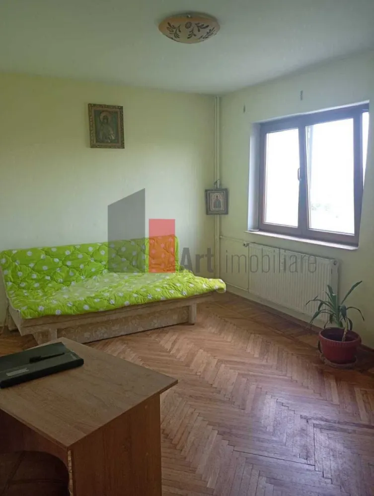 Apartament 2 camere, 2 balcoane bdul Basarabia - Căutarea ta pentru un apartament de 2 camere ideal ar putea să se oprească aici! Îți propunem un apartament excelent situat, la doar 5 minute de mers pe jos de stația de metrou Costin Georgian, cu acces facil și către Parcul IOR și binecunoscutul restaurant Ivan's Grill din zonă.
Oportunitate în zona Diham 
Acest apartament, poziționat la etajul 6 din 9 într-un bloc construit în 1970, este anvelopat termic (fără risc seismic), oferind un confort termic sporit și costuri reduse.
Spațiu și Îmbunătățiri de Calitate
Spațiul interior este eficient compartimentat și completat de două avantaje majore: decomandat circular.
2 balcoane închise în tâmplărie termopan (cu geamuri Rehau).
2 dressinguri generoase, perfecte pentru organizare.
Apartamentul a trecut prin modernizări majore care îți asigură o mutare fără bătăi de cap:
Rețea electrică și instalație sanitară (țevărie) complet schimbate.
Uși de interior și ușa de la intrare au fost schimbatae 
5 min Metrou Costin Georgian (5 minute), Parc IOR, Ivan's Grill.
Aceasta este o ocazie excelentă de a te muta într-o zonă civilizată, cu toate facilitățile la îndemână, într-un apartament ce a trecut printr-o renovare ampla acum necesitatand o interventii minime de igienizare