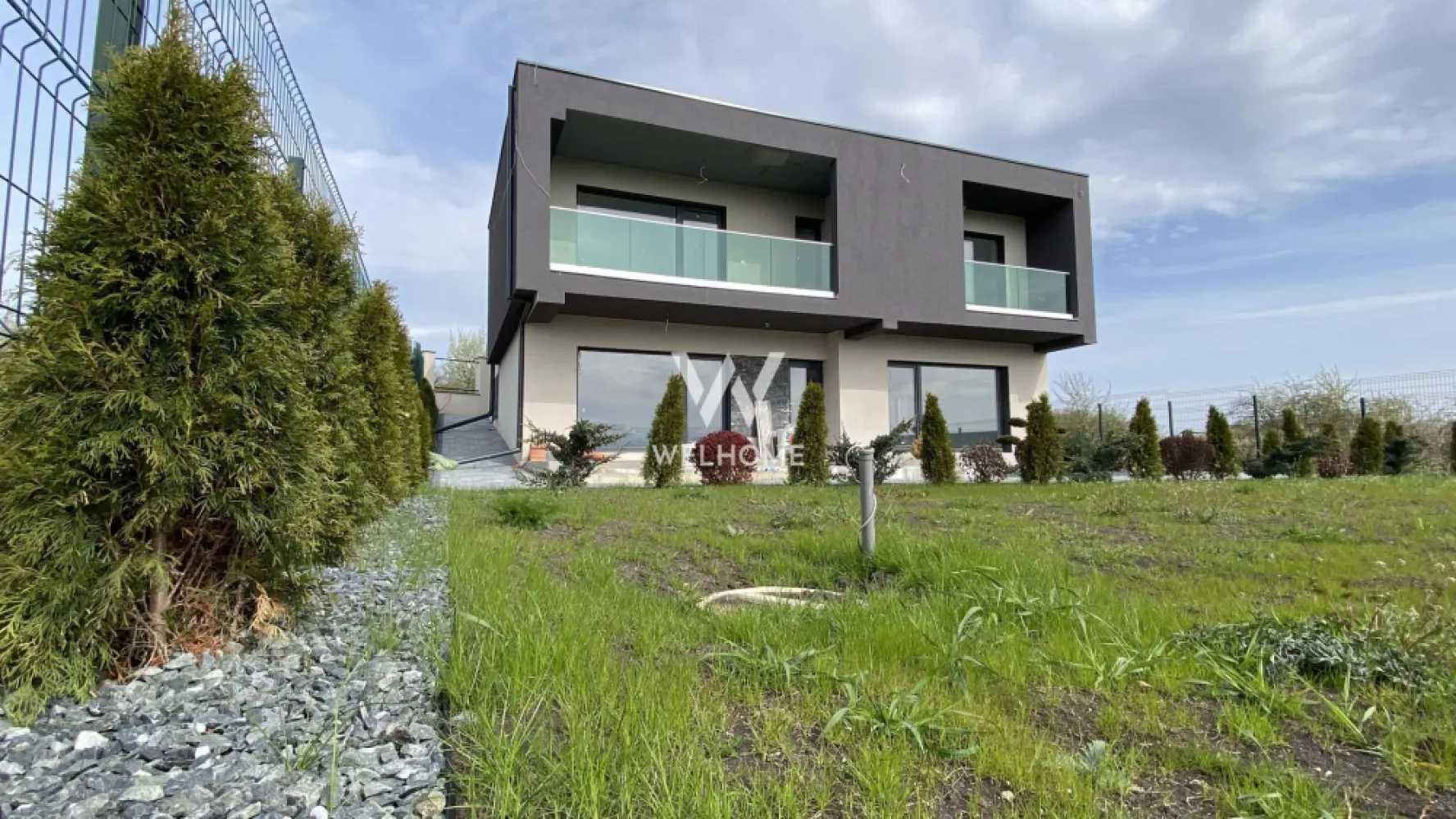Casa individuala LA CHEIE (partial mobilata) Selimbar Sibiu - Spre vanzare o casa individuala mare si deosebita cat prin compartimentarea sa, atat si prin dotarile sale care corespund cerintelor tehnice si tehnologice la ziua de azi.
Suprafata utila este de 200mp, + garaj dublu, amplasata pe un teren de 815mp.
Tamplaria in3 foi de sticla cu 7 camere, incalzirea este realizata prin pardoseala cu sistemul - pompa de caldura.

Compartimentarea la parter este:
-Hol generos.
-Debara.
-Living spatios cu deschidere spre terasa.
-Bucatarie complet mobilata, loc de dinning si iesire spre terasa.
-Baie de serviciu cu geam.
-Camara.
-Spalatorie cu camera tehnica.

La etaj gasim:
-1 Dormitor matrimonial mare de 18mp
-2x dormitoare pentru copii de aprox 17mp
-2x bai cu geam de ierisire naturala
-Iesire spre terassa cu vedere spre munti

Stadiu de predare la interior este LA CHEIE cu parchet, gresie, faianta, usi interior, oboecte sanitare. Exteriorul se preda LA CHEIE cu gard, curte pavata. Garaj pentru 2 masini (SUV) cu usi rabatabile electrice.
Se poate configura si alte optiuni la preferintele cumparatorului.

Pret: 295 000euro +TVA 
tel: 0745 99 55 37 Mihai