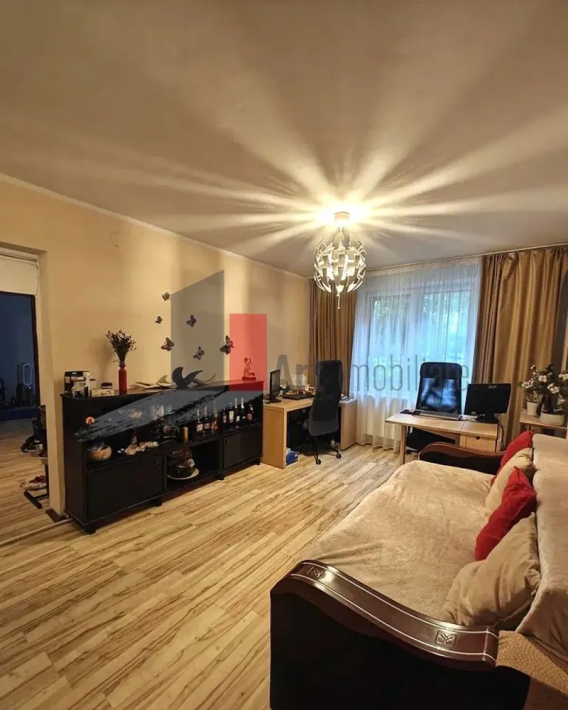 Apartament 3 Camere Rahova, Centrală Proprie – Mobilat Utilat parcare - Vă propunem spre vânzare un apartament cu 3 camere, situat la parterul unui bloc cu 8 etaje construit în 1982, în cartierul Rahova., pe strada Barca. Cu o suprafață utilă generoasă de 67 m², locuința este în stare excelentă, gata de utilizare și reprezintă o oportunitate ideală pentru mutare imediată sau investiție.
📐 Dotări și Facilități Incluse:
 Confort termic: Încălzire prin centrală proprie pe gaz și aparat de aer condiționat semineu.
Instalatii electrice si sanitare refacute integral
Electrocasnice: Bucătărie complet echipată cu plită, cuptor, frigider și mașină de spălat vase. Mașină de spălat rufe inclusă.
Mobilier: Se vinde complet mobilat, exact așa cum se vede în fotografii.
Depozitare: Dispune de o debara practică, ideală pentru organizarea eficientă a casei.
Siguranță: Dotat cu ușă metalică la intrare și sistem de supraveghere video.

📍 Localizare și Facilități Zonale:
Amplasarea este una avantajoasă, oferind acces facil și rapid către toate punctele de interes zilnic:
Cumpărături: În imediata apropiere se află supermarketuri și magazine de proximitate (ex: Carrefour Express).
Timp liber & Relaxare: Parcuri, locuri de joacă pentru copii, cafenele și restaurante (inclusiv "Restaurant Cuibul Rândunelelor").
Sănătate: Clinici medicale și farmacii la câteva minute distanță.
Transport în comun: Conexiuni rapide către restul orașului prin stațiile de autobuz și tramvai din zonă.

Stare: Gata de utilizare (mutare imediată)

📞 Nu ratați ocazia! Acest apartament oferă echilibrul perfect între confort, siguranță și o locație bine conectată. Programați o vizionare chiar astăzi!