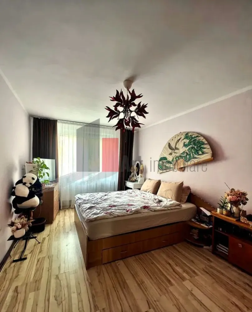 Apartament 3 Camere Rahova, Centrală Proprie – Mobilat Utilat parcare - Vă propunem spre vânzare un apartament cu 3 camere, situat la parterul unui bloc cu 8 etaje construit în 1982, în cartierul Rahova., pe strada Barca. Cu o suprafață utilă generoasă de 67 m², locuința este în stare excelentă, gata de utilizare și reprezintă o oportunitate ideală pentru mutare imediată sau investiție.
📐 Dotări și Facilități Incluse:
 Confort termic: Încălzire prin centrală proprie pe gaz și aparat de aer condiționat semineu.
Instalatii electrice si sanitare refacute integral
Electrocasnice: Bucătărie complet echipată cu plită, cuptor, frigider și mașină de spălat vase. Mașină de spălat rufe inclusă.
Mobilier: Se vinde complet mobilat, exact așa cum se vede în fotografii.
Depozitare: Dispune de o debara practică, ideală pentru organizarea eficientă a casei.
Siguranță: Dotat cu ușă metalică la intrare și sistem de supraveghere video.

📍 Localizare și Facilități Zonale:
Amplasarea este una avantajoasă, oferind acces facil și rapid către toate punctele de interes zilnic:
Cumpărături: În imediata apropiere se află supermarketuri și magazine de proximitate (ex: Carrefour Express).
Timp liber & Relaxare: Parcuri, locuri de joacă pentru copii, cafenele și restaurante (inclusiv "Restaurant Cuibul Rândunelelor").
Sănătate: Clinici medicale și farmacii la câteva minute distanță.
Transport în comun: Conexiuni rapide către restul orașului prin stațiile de autobuz și tramvai din zonă.

Stare: Gata de utilizare (mutare imediată)

📞 Nu ratați ocazia! Acest apartament oferă echilibrul perfect între confort, siguranță și o locație bine conectată. Programați o vizionare chiar astăzi!