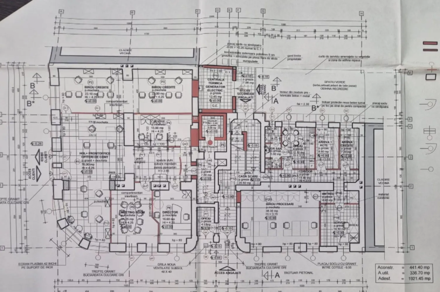 Ultracentral – Spațiu comercial premium la parter, 308 mp – Vizibilitate maximă - Mentionati ID-ul proprietatii cand apelati: CP3200365
Contact ⓪⑦②⑥ ②②③ ⑧⑧⑥ Sebastian

Zap Imobiliare vă propune în exclusivitate spre închiriere un spațiu comercial deosebit, ideal pentru sediu de bancă, reprezentanță comercială sau instituție financiară, situat în Târgu Mureș, in Zona Ultracentrala Proprietatea beneficiază de o vizibilitate excelentă, flux pietonal intens și amenajări specifice destinației bancare conform planului propus.

Spațiul este configurat la parter și este optimizat pentru interacțiunea cu clienții și activități administrative, oferind acces facil direct din bulevard.

Suprafețe oficiale conform schiței (RLV) atașate:
-- Suprafață utilă parter: 308 mp
-- Suprafață construită parter: 441,40 mp

Amenajarea interioară este ideal structurată pentru activități bancare, incluzând: zonă de acces clienți, hol principal și frontoffice (zonă de ghișee/casierie), birouri dedicate pentru credite, birou director, sală de ședințe, birou procesare, casă de bani securizată, oficiu, server room, precum și zone tehnice (centrală termică, tablouri electrice, grupuri sanitare pe sexe).

Opțiuni financiare:
-- Preț închiriere: 20 Euro / mp util + TVA (calculat la suprafața utilă de 308 mp)
-- Total chirie lunară: 6160 Euro / lună + TVA

Detalii comision:
Comisionul agenției este 50% din valoarea unei chirii. Se plătește o singura data.

Acest anunț nu corespunde cerințelor tale? Sună la numărul afișat în anunț și unul dintre agenții noștri te va ajuda cu alte oferte personalizate în funcție de cerințele tale.

Contact ⓪⑦②⑥ ②②③ ⑧⑧⑥ Sebastian