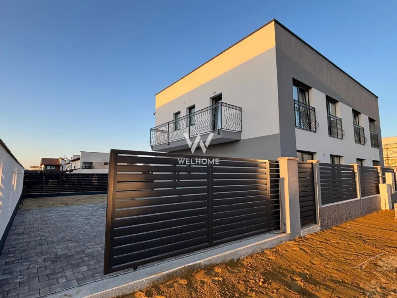 Casa 4 camere, curte generoasă – Șelimbăr Triajului - O locuință luminoasă și bine compartimentată, situată într-o zonă liniștită, cu acces rapid către magazine, școală, Shopping City și principalele artere ale orașului.
Detalii proprietate:
 • Suprafață utilă: 92 mp + balcon
 • Suprafață teren: 220 mp
 • Curte liberă: 160 mp
 • Acces auto în curte – 2 locuri de parcare
Compartimentare:
 • Parter: living spațios, bucătărie separată, baie cu geam
 • Etaj: 3 dormitoare, baie cu geam, balcon
Finisaje și dotări:
• Interior – LA ALB: centrală termică, încălzire în pardoseală pe ambele niveluri, ferestre termopan, ușă de intrare, glet + lavabilă, șape și toate instalațiile termice, electrice și sanitare finalizate
• Exterior – LA CHEIEf: fațadă finisată, pavaj premium, gard, poartă pregătită pentru automatizare, gazon.
Casa se poate preda si la stadiul de CHEIE contracost. 
Modalități de plată: cash sau credit ipoteca
 Preț la alb: 224.280 Euro 
 Telefon: 0747 639 802