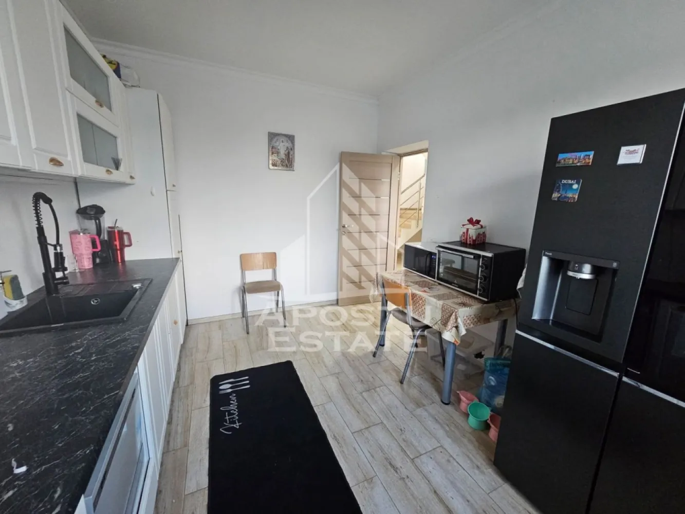 Duplex luminos de vanzare Utvin - APOSTU ESTATE va propune spre vanzare o casa de tip duplex, P+1E+pod, situata chiar la iesirea catre Timisoara, cu toate utilitatile, cu comision zero la cumparator.

Compartimentare parter:
-terasa din fata;
-hol de acces;
-living cu loc de luat masa;
-bucatarie inchisa complet mobilata si utilata;
-baie;
-camera tehnica;
-terasa din spate.

Compartimentare etaj;
-trei dormitoare;
-baie.

Suprafata terenului este de 263 mp, suprafata utila este de 111 mp iar suprafata construita este de 159 mp.
Locuinta este racordata la toate utilitatile: curent, apa, gaz, fosa septica, internet, cablu. Drumul este asfaltat. 

Va invitam la o vizionare chiar astazi.

Nu se percepe comision la cumparator.

CP3210270