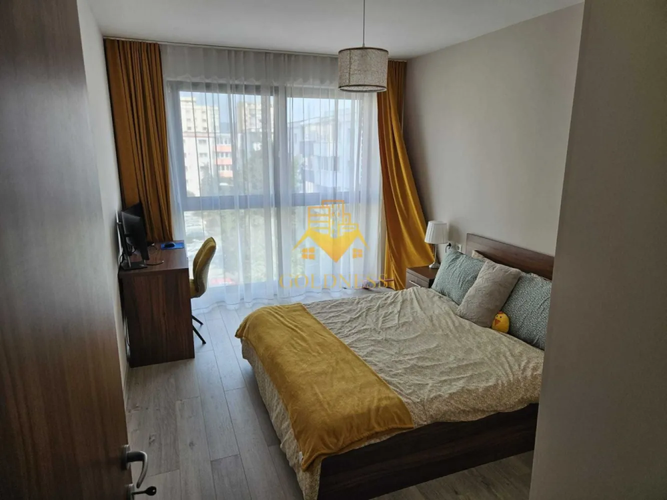 2 camere, Parcare subterana, The Nest,The Office, Bosch, Ntt Data - GOLDNESS Imobiliare vă propune spre închiriere un apartament cu 2 camere open-space, complet mobilat și utilat, la etajul 3 într-un imobil de 7 etaje, în Zona Semicentrala.
Dispune de loc de parcare subterana!
Se află în apropierea stațiilor de transport în comun, magazine, restaurante, spații verzi, farmacii, etc. 

Apartamentul este compartimentat astfel:
 - dormitor cu pat matrimonial, dressing, noptiere, birou
 - living cu bucatarie open space complet utilată și mobilată, canapea extensibilă, loc de servit masa 
 - baie cu dus walk-in, calorifer port prosop și dulap pentru depozitare.
 - terasa de 8 mp.

Imobilul este dotat cu toate cele necesare- centrală termica pe imobil cu contorizare proprie si incalzire prin pardoseala, frigider, plita, cuptor, hotă, mașină de spălat haine, etc. 

Dacă sunteți interesați de acest apartament și doriți să îl vizionați, dar și pentru alte oferte nu ezitați să ne contactați telefonic sau prin e-mail. Vă stăm la dispoziție!

Pentru intermediere se percepe un comision de 50% din prețul chiriei!