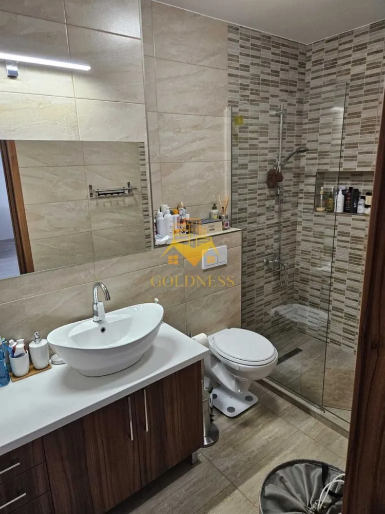 2 camere, Parcare subterana, The Nest,The Office, Bosch, Ntt Data - GOLDNESS Imobiliare vă propune spre închiriere un apartament cu 2 camere open-space, complet mobilat și utilat, la etajul 3 într-un imobil de 7 etaje, în Zona Semicentrala.
Dispune de loc de parcare subterana!
Se află în apropierea stațiilor de transport în comun, magazine, restaurante, spații verzi, farmacii, etc. 

Apartamentul este compartimentat astfel:
 - dormitor cu pat matrimonial, dressing, noptiere, birou
 - living cu bucatarie open space complet utilată și mobilată, canapea extensibilă, loc de servit masa 
 - baie cu dus walk-in, calorifer port prosop și dulap pentru depozitare.
 - terasa de 8 mp.

Imobilul este dotat cu toate cele necesare- centrală termica pe imobil cu contorizare proprie si incalzire prin pardoseala, frigider, plita, cuptor, hotă, mașină de spălat haine, etc. 

Dacă sunteți interesați de acest apartament și doriți să îl vizionați, dar și pentru alte oferte nu ezitați să ne contactați telefonic sau prin e-mail. Vă stăm la dispoziție!

Pentru intermediere se percepe un comision de 50% din prețul chiriei!