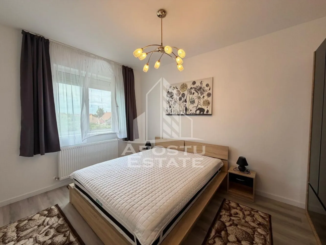 Apartament cu 2 camere de inchiriat, etaj 1, loc de parcare, Giroc - Agentia imobiliara APOSTU ESTATE va propune spre inchiriere un apartament cu 2 camere spatios si luminos, situat in Giroc, potrivit pentru persoane singure, cupluri sau familii la inceput de drum care isi doresc o locuinta confortabila si primitoare
Suprafata utila: 53 mp
Etaj: 1

Compartimentare eficienta:
-Hol de acces
-Bucatarie inchisa complet mobilata si utilata, cu loc de luat masa
-Living luminos si spatios
-Dormitor complet mobilat si utilat
-Baie prevazuta cu cada si geam la baie pentru ventilatie naturala

Confort si facilitati:
-Loc de parcare inclus in pret
-Masina de spalat rufe + uscator de rufe
-Aer conditionat
-Rulouri la geamuri
-Balcon
-Incalzirea apartamentului: centrala proprie (incalzire prin calorifere)

Localizare:
-Timis, Giroc

Ideal pentru:
-Persoane singure
-Cupluri
-Familii la inceput de drum

Disponibilitate: imediata
Pret chirie lunara: 360 EURO
Programeaza o vizionare pentru a-ti putea imagina viitorul aici!
ID intern: CP3210473