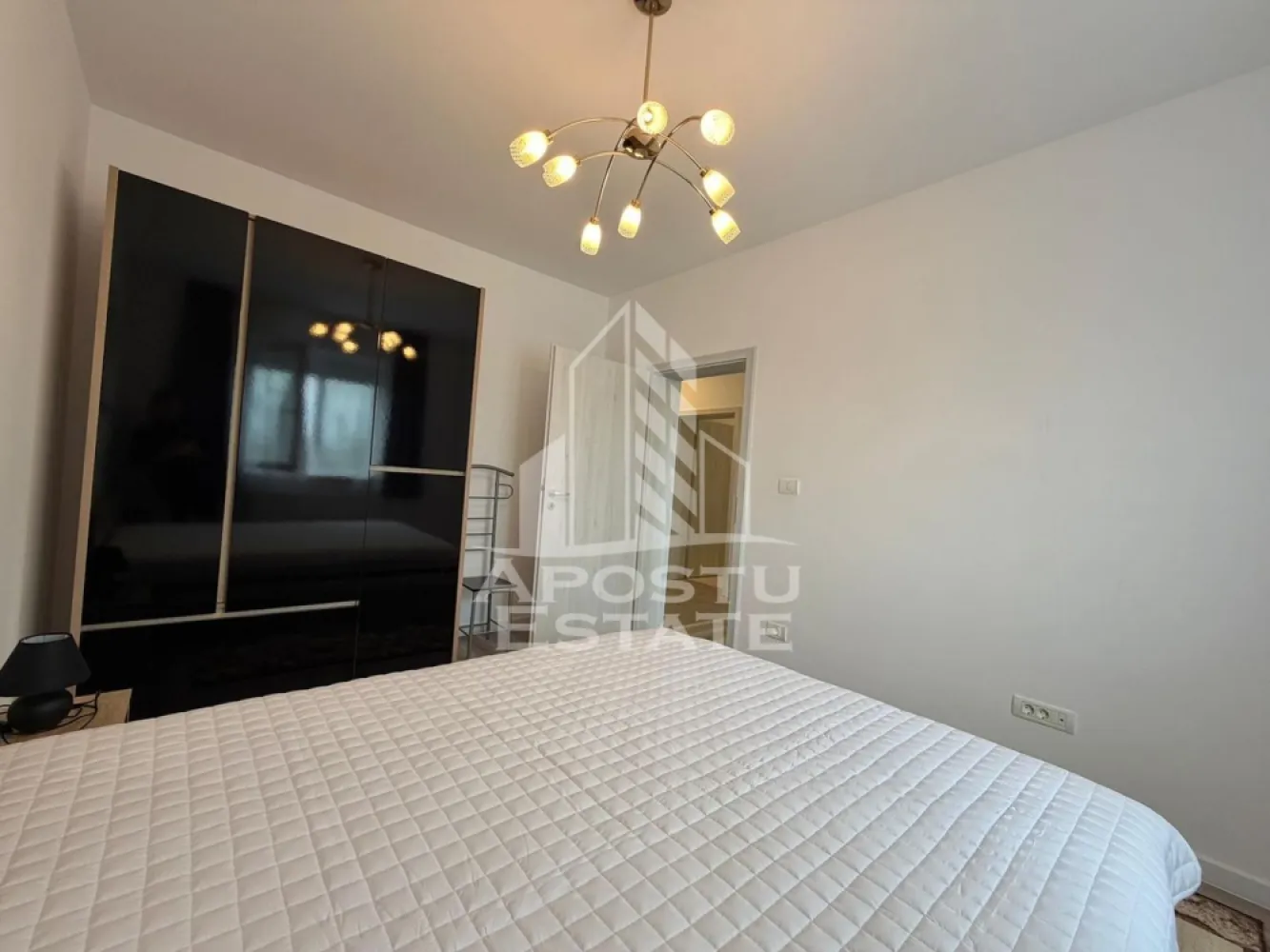 Apartament cu 2 camere de inchiriat, etaj 1, loc de parcare, Giroc - Agentia imobiliara APOSTU ESTATE va propune spre inchiriere un apartament cu 2 camere spatios si luminos, situat in Giroc, potrivit pentru persoane singure, cupluri sau familii la inceput de drum care isi doresc o locuinta confortabila si primitoare
Suprafata utila: 53 mp
Etaj: 1

Compartimentare eficienta:
-Hol de acces
-Bucatarie inchisa complet mobilata si utilata, cu loc de luat masa
-Living luminos si spatios
-Dormitor complet mobilat si utilat
-Baie prevazuta cu cada si geam la baie pentru ventilatie naturala

Confort si facilitati:
-Loc de parcare inclus in pret
-Masina de spalat rufe + uscator de rufe
-Aer conditionat
-Rulouri la geamuri
-Balcon
-Incalzirea apartamentului: centrala proprie (incalzire prin calorifere)

Localizare:
-Timis, Giroc

Ideal pentru:
-Persoane singure
-Cupluri
-Familii la inceput de drum

Disponibilitate: imediata
Pret chirie lunara: 360 EURO
Programeaza o vizionare pentru a-ti putea imagina viitorul aici!
ID intern: CP3210473