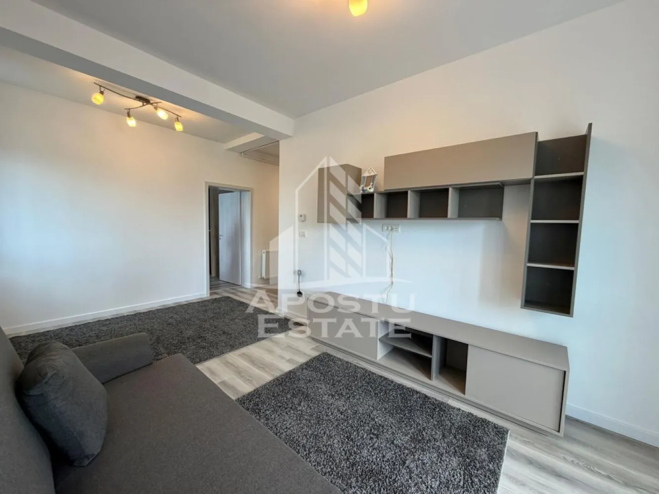 Apartament cu 2 camere de inchiriat, etaj 1, loc de parcare, Giroc - Agentia imobiliara APOSTU ESTATE va propune spre inchiriere un apartament cu 2 camere spatios si luminos, situat in Giroc, potrivit pentru persoane singure, cupluri sau familii la inceput de drum care isi doresc o locuinta confortabila si primitoare
Suprafata utila: 53 mp
Etaj: 1

Compartimentare eficienta:
-Hol de acces
-Bucatarie inchisa complet mobilata si utilata, cu loc de luat masa
-Living luminos si spatios
-Dormitor complet mobilat si utilat
-Baie prevazuta cu cada si geam la baie pentru ventilatie naturala

Confort si facilitati:
-Loc de parcare inclus in pret
-Masina de spalat rufe + uscator de rufe
-Aer conditionat
-Rulouri la geamuri
-Balcon
-Incalzirea apartamentului: centrala proprie (incalzire prin calorifere)

Localizare:
-Timis, Giroc

Ideal pentru:
-Persoane singure
-Cupluri
-Familii la inceput de drum

Disponibilitate: imediata
Pret chirie lunara: 360 EURO
Programeaza o vizionare pentru a-ti putea imagina viitorul aici!
ID intern: CP3210473