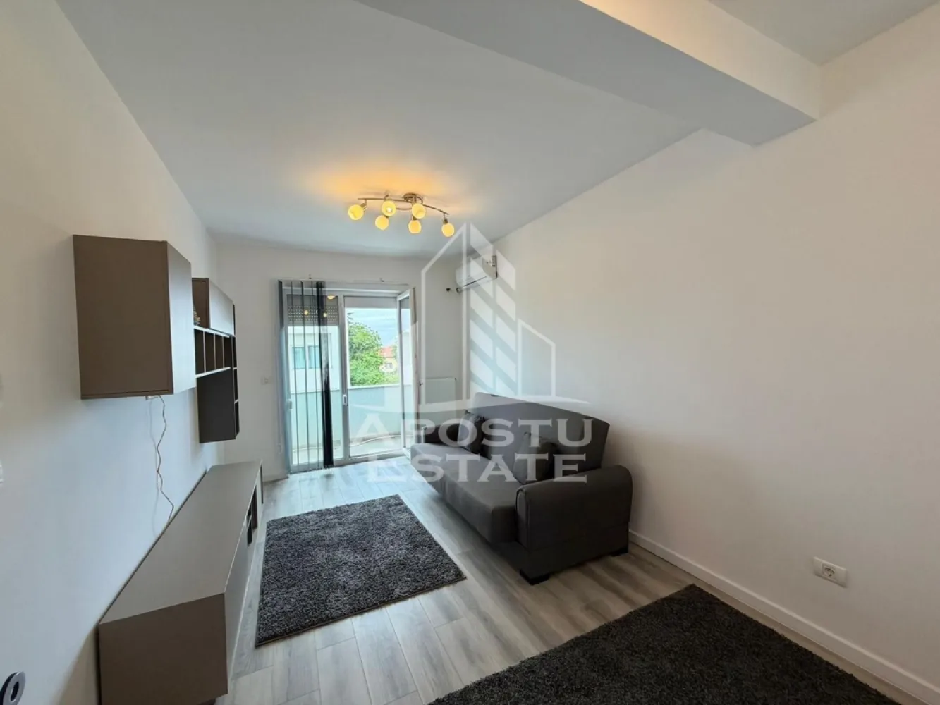 Apartament cu 2 camere de inchiriat, etaj 1, loc de parcare, Giroc - Agentia imobiliara APOSTU ESTATE va propune spre inchiriere un apartament cu 2 camere spatios si luminos, situat in Giroc, potrivit pentru persoane singure, cupluri sau familii la inceput de drum care isi doresc o locuinta confortabila si primitoare
Suprafata utila: 53 mp
Etaj: 1

Compartimentare eficienta:
-Hol de acces
-Bucatarie inchisa complet mobilata si utilata, cu loc de luat masa
-Living luminos si spatios
-Dormitor complet mobilat si utilat
-Baie prevazuta cu cada si geam la baie pentru ventilatie naturala

Confort si facilitati:
-Loc de parcare inclus in pret
-Masina de spalat rufe + uscator de rufe
-Aer conditionat
-Rulouri la geamuri
-Balcon
-Incalzirea apartamentului: centrala proprie (incalzire prin calorifere)

Localizare:
-Timis, Giroc

Ideal pentru:
-Persoane singure
-Cupluri
-Familii la inceput de drum

Disponibilitate: imediata
Pret chirie lunara: 360 EURO
Programeaza o vizionare pentru a-ti putea imagina viitorul aici!
ID intern: CP3210473