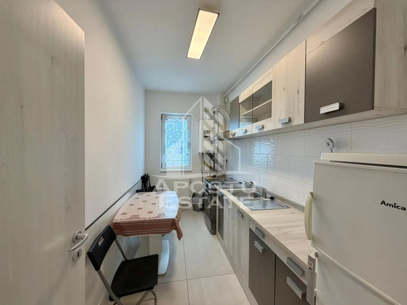 Apartament cu 2 camere de inchiriat, etaj 1, loc de parcare, Giroc - Agentia imobiliara APOSTU ESTATE va propune spre inchiriere un apartament cu 2 camere spatios si luminos, situat in Giroc, potrivit pentru persoane singure, cupluri sau familii la inceput de drum care isi doresc o locuinta confortabila si primitoare
Suprafata utila: 53 mp
Etaj: 1

Compartimentare eficienta:
-Hol de acces
-Bucatarie inchisa complet mobilata si utilata, cu loc de luat masa
-Living luminos si spatios
-Dormitor complet mobilat si utilat
-Baie prevazuta cu cada si geam la baie pentru ventilatie naturala

Confort si facilitati:
-Loc de parcare inclus in pret
-Masina de spalat rufe + uscator de rufe
-Aer conditionat
-Rulouri la geamuri
-Balcon
-Incalzirea apartamentului: centrala proprie (incalzire prin calorifere)

Localizare:
-Timis, Giroc

Ideal pentru:
-Persoane singure
-Cupluri
-Familii la inceput de drum

Disponibilitate: imediata
Pret chirie lunara: 360 EURO
Programeaza o vizionare pentru a-ti putea imagina viitorul aici!
ID intern: CP3210473