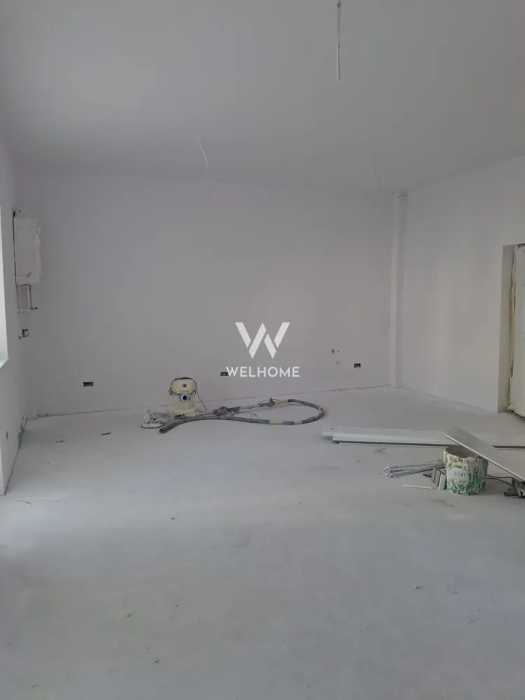 Spatii de birouri de vanzare, Doamna Stanca, Sibiu - O oportunitate excelentă pentru dezvoltarea unei afaceri o reprezintă achizitionarea unor spații moderne situate pe strada Doamna Stanca, în Șelimbăr, una dintre cele mai dinamice zone din zona metropolitană a Sibiului. Amplasamentul beneficiază de o poziționare strategică, într-un cartier aflat în plină dezvoltare, cu acces rapid către principalele artere ale orașului și către zona comercială majoră a Sibiului.

Imobilul oferă o suprafață totală de aproximativ 600 mp, cu posibilitatea de compartimentare flexibilă, în funcție de necesitățile chiriașilor. Această versatilitate permite adaptarea spațiului pentru diverse tipuri de activități, precum birouri, cabinete medicale, clinici, saloane de înfrumusețare, centre de recuperare sau alte servicii profesionale.

Caracteristici principale

Suprafață totală: aproximativ 600 mp

Compartimentare flexibilă, adaptabilă pentru mai multe cabinete sau birouri

Încălzire în pardoseală, pentru confort și eficiență energetică

Grupuri sanitare moderne

Locuri de parcare disponibile pentru chiriași și clienți

Posibilitatea amenajării spațiului în funcție de specificul activității

Avantajele zonei

Strada Doamna Stanca este recunoscută ca una dintre cele mai active zone imobiliare din apropierea Sibiului, caracterizată prin dezvoltări rezidențiale și comerciale moderne. Zona este preferată atât de investitori, cât și de companii, datorită proximității față de Sibiu și a infrastructurii în continuă extindere.

În imediata apropiere se află Shopping City Sibiu, hypermarketuri, clinici private, centre de fitness și alte servicii, ceea ce asigură un flux constant de potențiali clienți pentru activitățile comerciale sau medicale.

De asemenea, zona beneficiază de acces rapid către bulevardele principale ale orașului, precum Mihai Viteazu și Vasile Milea, care conectează cartierul cu restul municipiului Sibiu și cu principalele puncte de interes urban.

O locație potrivită pentru dezvoltarea afacerii

Datorită dezvoltării accelerate a cartierului și numărului mare de locuințe noi din zonă, cererea pentru servicii medicale, estetice și profesionale este în creștere. Astfel, spațiul reprezintă o oportunitate ideală pentru afaceri care își doresc vizibilitate, accesibilitate și o poziționare într-o zonă modernă și în expansiune.

Pret 3000 euro/ mp

Detalii si vizionare, 0740066818, Cristina