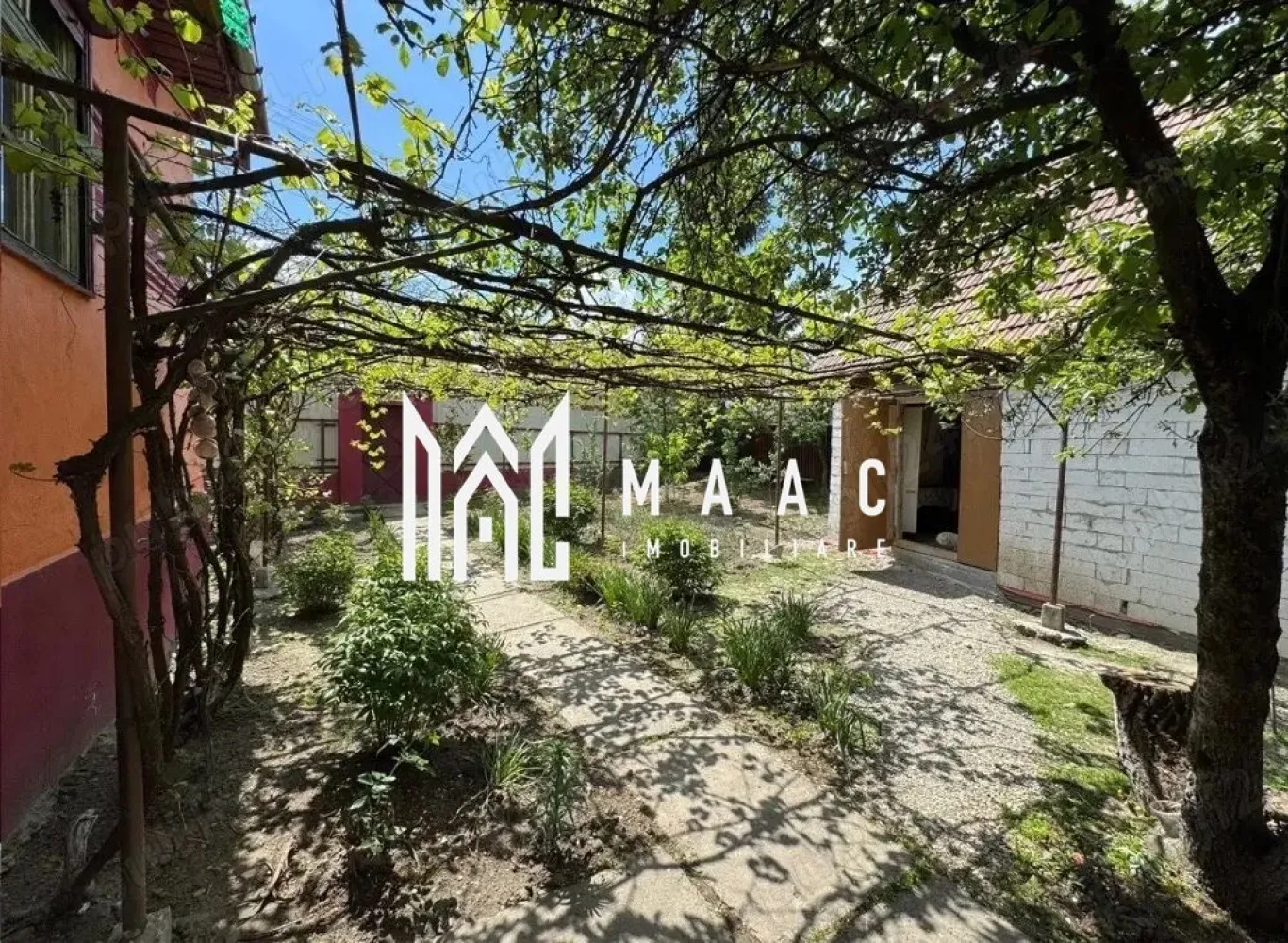 Casă de vânzare în Arpașu de Jos | 1350 mp teren | curte mare, șură și grajduri - MAAC Imobiliare vă propune spre vânzare o proprietate spațioasă situată în Arpașu de Jos, cu acces și vizibilitate directă din DN1. Datorită poziționării și dimensiunii terenului, proprietatea este potrivită atât pentru locuință permanentă, cât și pentru casă de vacanță, gospodărie, pensiune sau proiect de agroturism.

Suprafață teren: 1350 mp
Suprafață utilă totală: aproximativ 1178 mp

Casa principală:
2 dormitoare
Living generos
Hol și cămară
Pod mansardabil, cu posibilitate de amenajare
2 beciuri pentru depozitare

A doua casă:
2 holuri
Salon foarte mare
Bucătărie
Baie
2 dormitoare
Cuptor tradițional de pâine
Curtea este spațioasă și oferă suficient loc pentru grădină, relaxare sau activități gospodărești.

Anexe:
Șură spațioasă
Două grajduri mari pentru animale

Utilități:
Gaz
Curent electric
Apă și canalizare de la rețeaua publică

Proprietatea beneficiază de o locație avantajoasă, cu acces direct din DN1, oferind potențial pentru locuință, activități agricole sau dezvoltare turistică. 

Pentru mai multe informatii si pentru a programa o vizionare, va rugam specificati ID: CP2967715