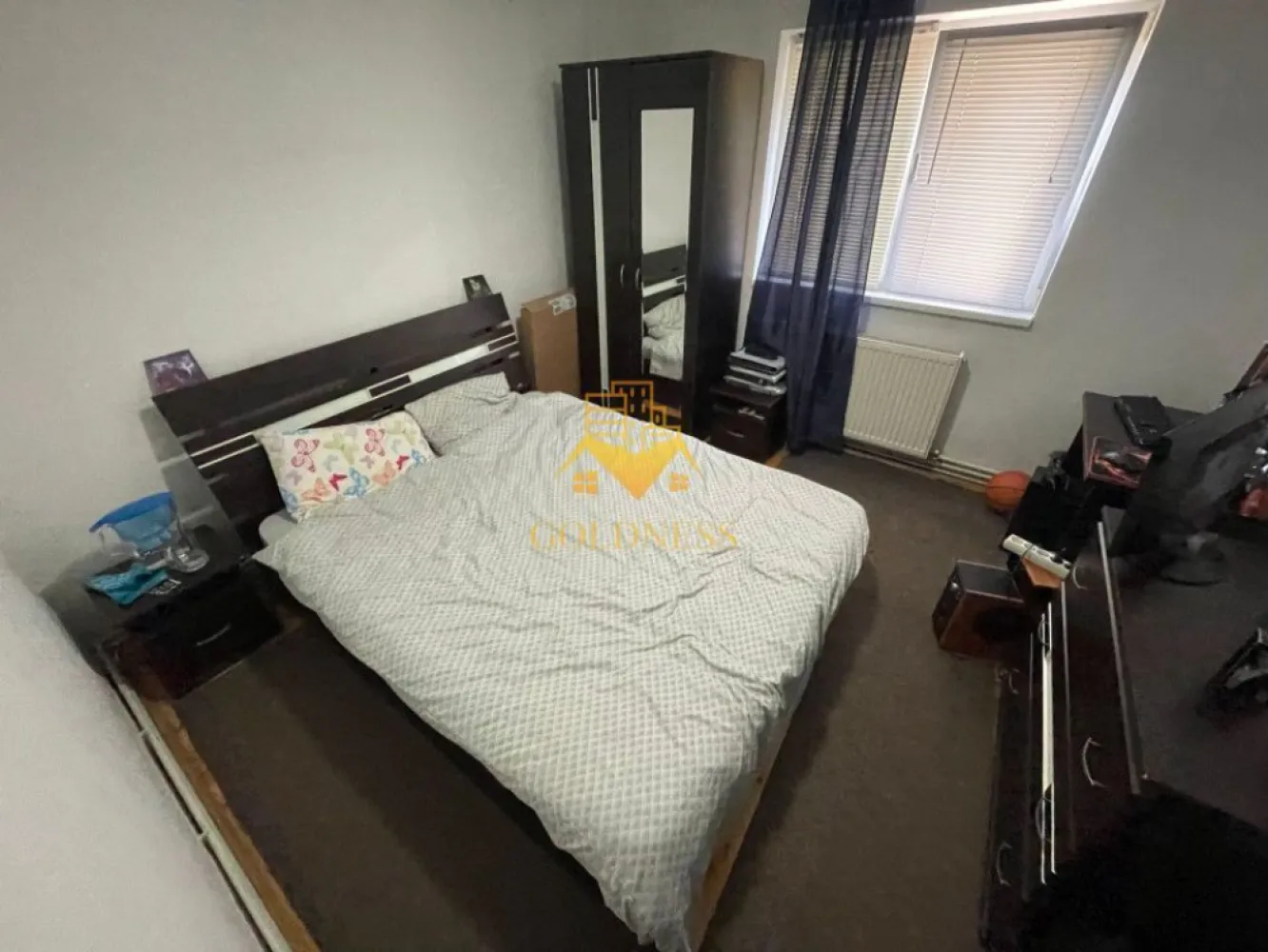 2 camere decomandate, Marasti,Zona Kaufland, Bucuresti, LIDL,OMV - GOLDNESS Imobiliare vă propune spre închiriere un apartament cu 2 camere decomandate, complet mobilat și utilat, parter într-un imobil de 4 etaje, în Cartierul Marasti, in apropiere de Kaufland.
Apartamentul este compartimentat astfel:
- dormitor cu pat matrimonial, dressing spațios, noptiere, birou
- dormitor cu pat matrimonial, dressing, noptiere, birou
- baie cu vană, calorifer port prosop inox și dulap pentru depozitare
- bucătăria complet utilată si mobilata

Imobilul este dotat cu toate cele necesare - centrală proprie, mașină de spălat haine, frigider, plită electrică,hotă, aer condiționat, etc
Se află în apropierea stațiilor de transport în comun, magazine, spații verzi, farmacii, etc.
Dacă sunteți interesați de acest apartament și doriți să îl vizionați, dar și pentru alte oferte sau detalii nu ezitați să ne contactați telefonic sau prin e-mail. Vă stăm la dispoziție!
Pentru intermediere se percepe un comision de 50% din prețul chiriei!