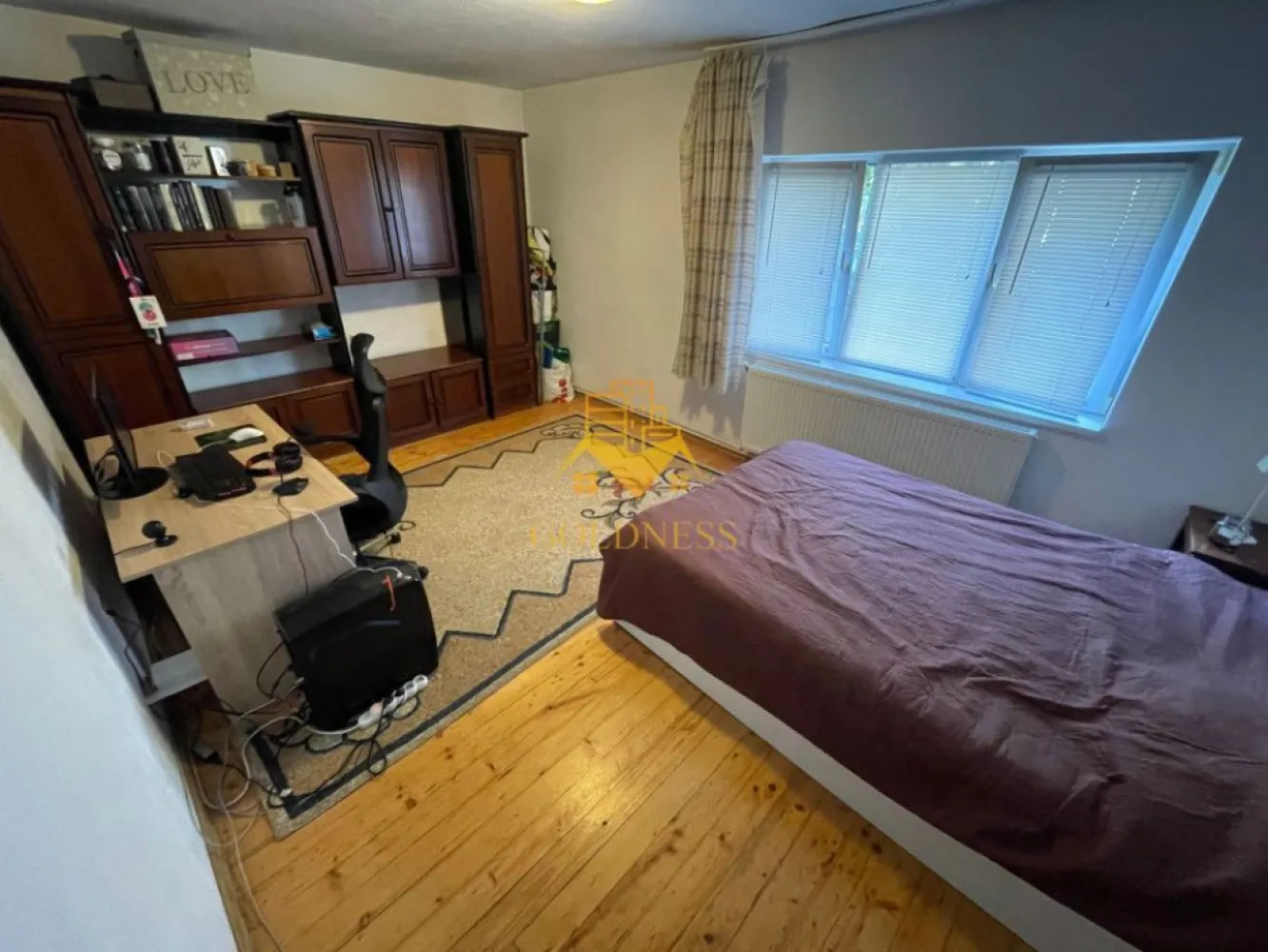 2 camere decomandate, Marasti,Zona Kaufland, Bucuresti, LIDL,OMV - GOLDNESS Imobiliare vă propune spre închiriere un apartament cu 2 camere decomandate, complet mobilat și utilat, parter într-un imobil de 4 etaje, în Cartierul Marasti, in apropiere de Kaufland.
Apartamentul este compartimentat astfel:
- dormitor cu pat matrimonial, dressing spațios, noptiere, birou
- dormitor cu pat matrimonial, dressing, noptiere, birou
- baie cu vană, calorifer port prosop inox și dulap pentru depozitare
- bucătăria complet utilată si mobilata

Imobilul este dotat cu toate cele necesare - centrală proprie, mașină de spălat haine, frigider, plită electrică,hotă, aer condiționat, etc
Se află în apropierea stațiilor de transport în comun, magazine, spații verzi, farmacii, etc.
Dacă sunteți interesați de acest apartament și doriți să îl vizionați, dar și pentru alte oferte sau detalii nu ezitați să ne contactați telefonic sau prin e-mail. Vă stăm la dispoziție!
Pentru intermediere se percepe un comision de 50% din prețul chiriei!