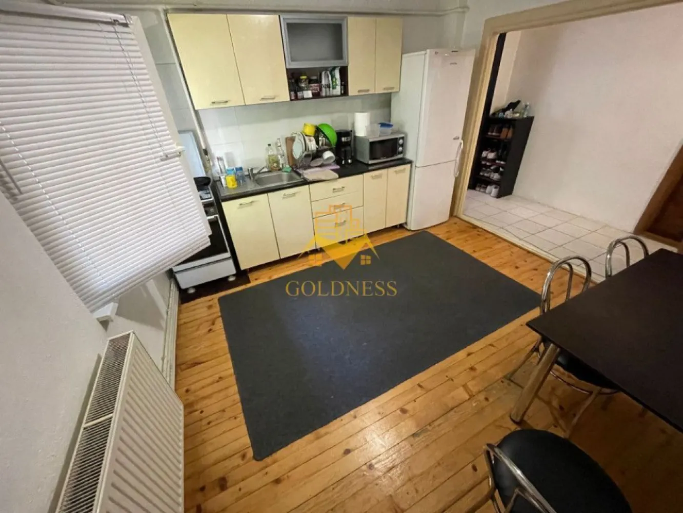 2 camere decomandate, Marasti,Zona Kaufland, Bucuresti, LIDL,OMV - GOLDNESS Imobiliare vă propune spre închiriere un apartament cu 2 camere decomandate, complet mobilat și utilat, parter într-un imobil de 4 etaje, în Cartierul Marasti, in apropiere de Kaufland.
Apartamentul este compartimentat astfel:
- dormitor cu pat matrimonial, dressing spațios, noptiere, birou
- dormitor cu pat matrimonial, dressing, noptiere, birou
- baie cu vană, calorifer port prosop inox și dulap pentru depozitare
- bucătăria complet utilată si mobilata

Imobilul este dotat cu toate cele necesare - centrală proprie, mașină de spălat haine, frigider, plită electrică,hotă, aer condiționat, etc
Se află în apropierea stațiilor de transport în comun, magazine, spații verzi, farmacii, etc.
Dacă sunteți interesați de acest apartament și doriți să îl vizionați, dar și pentru alte oferte sau detalii nu ezitați să ne contactați telefonic sau prin e-mail. Vă stăm la dispoziție!
Pentru intermediere se percepe un comision de 50% din prețul chiriei!