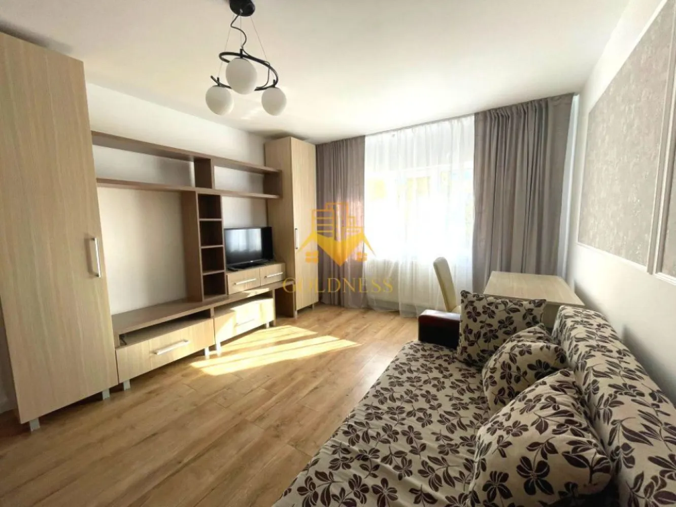2 camere decomandate, modern, parcare, Aurel Vlaicu, Cesarom, Marasti - GOLDNESS Imobiliare vă propune spre închiriere un apartament cu 2 camere decomandate, complet mobilat și utilat, la etajul 2 într-un imobil de 4 etaje, în Cartierul Marasti, zona Aurel Vlaicu.
Dispune de garaj contracost sau se poate parca in zona la liber!
Apartamentul este la prima inchiriere!
Se află în apropierea stațiilor de transport în comun, magazine, restaurante, spații verzi, farmacii, etc. 

Apartamentul este compartimentat astfel:
 - dormitor cu pat matrimonial, dressing, noptiere
 - living cu canapea extensibilă, comoda TV si spatiu de depozitare.
 -bucatarie complet utilată si mobilata, cu loc de servita masa.
 - baie cu cabina de dus, calorifer port prosop și dulap pentru depozitare.

Imobilul este dotat cu toate cele necesare- centrală proprie, mașină de spălat haine, frigider, aragaz, hotă, etc. 

Dacă sunteți interesați de acest apartament și doriți să îl vizionați, dar și pentru alte oferte nu ezitați să ne contactați telefonic sau prin e-mail. Vă stăm la dispoziție!

Pentru intermediere se percepe un comision de 50% din prețul chiriei!