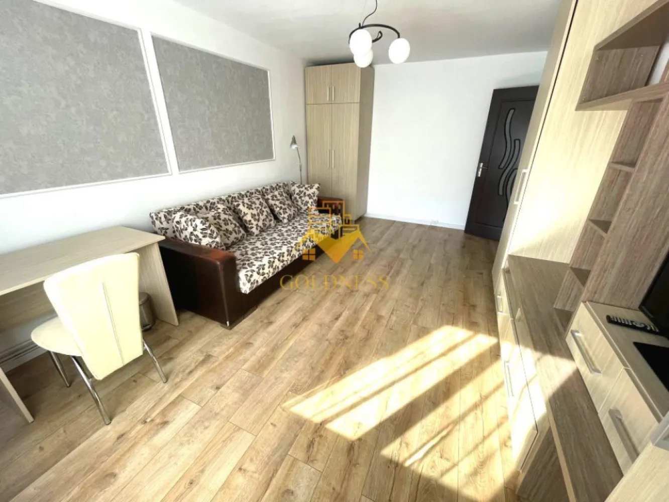 2 camere decomandate, modern, parcare, Aurel Vlaicu, Cesarom, Marasti - GOLDNESS Imobiliare vă propune spre închiriere un apartament cu 2 camere decomandate, complet mobilat și utilat, la etajul 2 într-un imobil de 4 etaje, în Cartierul Marasti, zona Aurel Vlaicu.
Dispune de garaj contracost sau se poate parca in zona la liber!
Apartamentul este la prima inchiriere!
Se află în apropierea stațiilor de transport în comun, magazine, restaurante, spații verzi, farmacii, etc. 

Apartamentul este compartimentat astfel:
 - dormitor cu pat matrimonial, dressing, noptiere
 - living cu canapea extensibilă, comoda TV si spatiu de depozitare.
 -bucatarie complet utilată si mobilata, cu loc de servita masa.
 - baie cu cabina de dus, calorifer port prosop și dulap pentru depozitare.

Imobilul este dotat cu toate cele necesare- centrală proprie, mașină de spălat haine, frigider, aragaz, hotă, etc. 

Dacă sunteți interesați de acest apartament și doriți să îl vizionați, dar și pentru alte oferte nu ezitați să ne contactați telefonic sau prin e-mail. Vă stăm la dispoziție!

Pentru intermediere se percepe un comision de 50% din prețul chiriei!