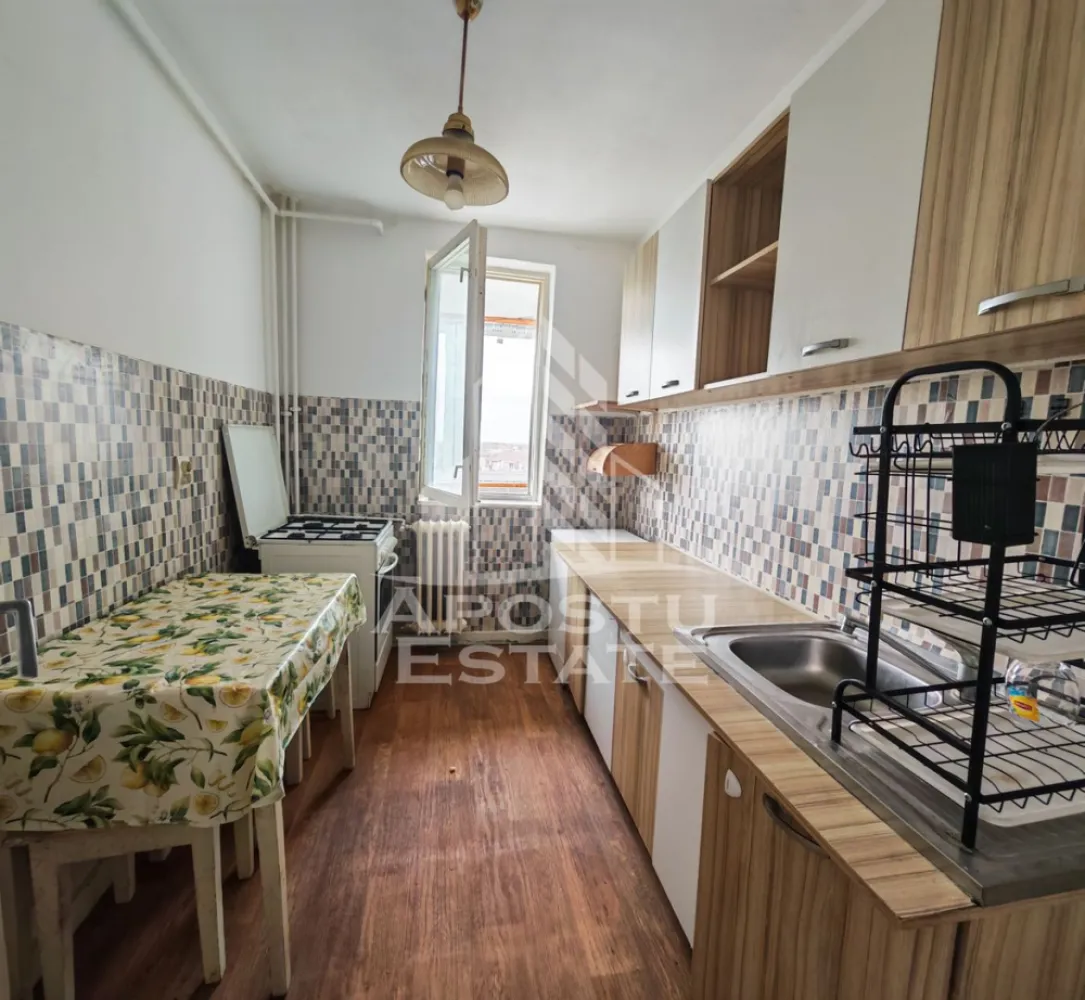 Apartament cu 2 camere de vanzare , Zona Cetății, Timisoara - Agenţia imobiliara Apostu Estate va propune spre vânzare un apartament nou cu 2 camere ,situat în zona Cetății ,una dintre cele mai căutate zone din Timisoara . Ideal atât pentru locuinţa proprie , cat si pentru investiție 

 Imobilul este situat la etajul 7 din 10 ,având o suprafață utilă de 46 mp 

 Compartimentare :
 -Bucătărie 
 -Living 
 -Dormitor matrimonial
 -Baie cu cadă și geam 
 -Balcon închis cu termopane 
 
 Apartamentul se vinde complet mobilat , conform pozelor

Apartamentul este racordat la sistemul centralizat de termoficare, oferind o temperatură constantă pe perioada iernii.

 Beneficii suplimentare :
 - Compartimentare funcțională 
 - Zona perfectă pentru locuit sau investiţie
 -Aer condiționat 
 -Izolație termică exterioara 

Vecinătății :
-Școala gimnaziala nr 18, Școala gimnaziala nr 24 , școala gimnaziala nr 19 , școala gimnaziala nr 26 
-Lidl 
-Iulius Mall 

 Pentru mai multe detalii si programarea unei vizionari , va stam cu drag la dispoziţie .
 
 Agenţia imobiliara Apostu Estate vă oferă consultanta bancara gratuita prin intermediul colaboratorilor noştri pentru alegerea celui mai potrivit tip de credit , astfel încât tu să devii noul proprietar al acestui apartament
 ID INTERN: CP3210553