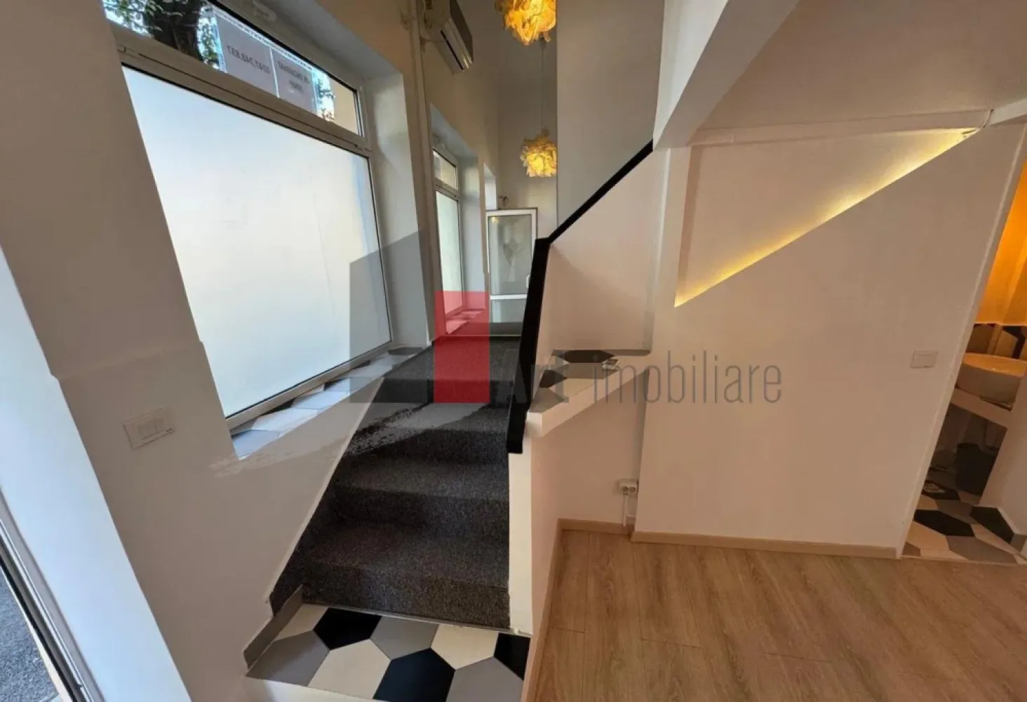 Spatiu comercial de inchiriat in zona Pache Protopopescu - SPAȚIU COMERCIAL DE ÎNCHIRIAT – ZONA PACHE PROTOPOPOPESCU | VAD COMERCIAL EXCELENT | POTRIVIT PENTRU HORECA ȘI MULTIPLE ACTIVITĂȚI

Oportunitate excelentă de închiriere pentru dezvoltarea unei afaceri într-o zonă cu vizibilitate foarte bună și trafic constant de persoane, în imediata apropiere a zonei Pache Protopopescu.

Spațiul beneficiază de poziționare strategică, având o sucursală BRD situată chiar în față, ceea ce generează un flux constant de persoane în timpul programului de lucru. În plus, accesibilitatea este foarte bună, existând stații de transport public în proximitate.

Imobilul este încadrat în acte ca spațiu comercial, fiind pregătit pentru desfășurarea unei game variate de activități comerciale și de servicii.

Avantaje și caracteristici:

• Pretabil pentru multiple tipuri de activitate: retail, servicii, showroom, cabinet, birou comercial, takeaway, cafenea, patiserie, fast-food, horeca și alte concepte comerciale

• Posibilitate de montare hotă și burlan pentru activități de tip horeca

• Curent trifazic disponibil

• Grup sanitar existent

• Vizibilitate bună și acces facil pentru clienți

• Trafic pietonal susținut datorită poziționării și vecinătăților comerciale

• Stații de autobuz în apropiere

• Posibilitate de amplasare a unei mese în exterior, în limita prevederilor legale, trotuarul având lățime suficientă (respectând limita de aproximativ 1,5 m)

Spațiul se pretează atât pentru afaceri aflate la început de drum, cât și pentru business-uri care caută relocare într-o zonă activă, cu potențial real de dezvoltare și expunere.

Pentru detalii suplimentare și programarea unei vizionări, nu ezitați să ne contactați.