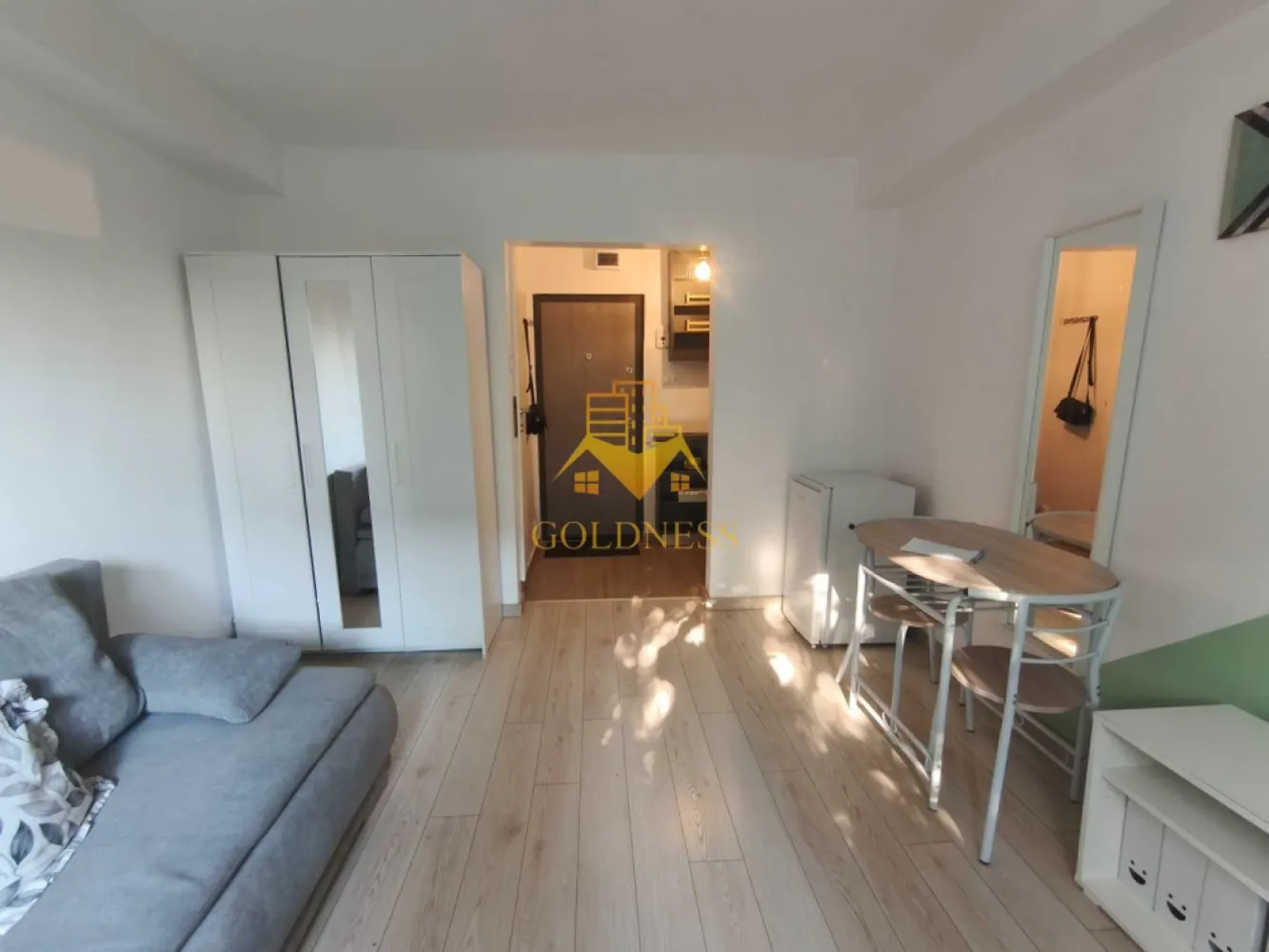 1 camera, Marasti, Expo Transilvania, Cojocnei, Aurel Vlaicu - GOLDNESS Imobiliare vă propune spre închiriere un apartament cu 1 camere complet mobilat și utilat, la etajul 2 într-un imobil de 4 etaje, în Cartierul Marasti.
Se află în apropierea stațiilor de transport în comun, magazine, restaurante, spații verzi, farmacii, etc. 

Apartamentul este compartimentat astfel:
 - camera cu canapea extensibila, dressing, noptiere
 - bucătărie complet utilată și mobilată, loc de servit masa 
 - baie cu cabina de dus, calorifer port prosop și dulap pentru depozitare.

Imobilul este dotat cu toate cele necesare- termoficare, frigider, aragaz, hotă, mașină de spălat haine, etc. 

Dacă sunteți interesați de acest apartament și doriți să îl vizionați, dar și pentru alte oferte nu ezitați să ne contactați telefonic sau prin e-mail. Vă stăm la dispoziție!
Pentru intermediere se percepe un comision de 50% din prețul chiriei!