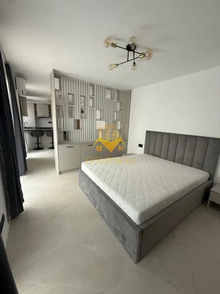 O camera, FSEGA, Iulius Mall, Parcare, Bloc nou, Dorobantilor, Profi. - GOLDNESS Imobiliare vă propune spre închiriere un apartament cu o camera complet mobilata și utilata, la etajul 2 într-un imobil de 5 etaje, în Cartierul Marasti .
Dispune de loc de parcare contracost 50E!
Se află în apropierea stațiilor de transport în comun, magazine, restaurante, spații verzi, farmacii, etc. 

Apartamentul este compartimentat astfel:
 - dormitor cu pat matrimonial, dressing, noptiere
 - bucatarie complet utilată și mobilată, loc de servit masa 
 - baie cu dus walk-in calorifer port prosop și dulap pentru depozitare.
 - balcon 7 mp.

Imobilul este dotat cu toate cele necesare- centrală proprie, frigider, aragaz, hotă, mașină de spălat haine, etc. 

Dacă sunteți interesați de acest apartament și doriți să îl vizionați, dar și pentru alte oferte nu ezitați să ne contactați telefonic sau prin e-mail. Vă stăm la dispoziție!
Pentru intermediere se percepe un comision de 50% din prețul chiriei!