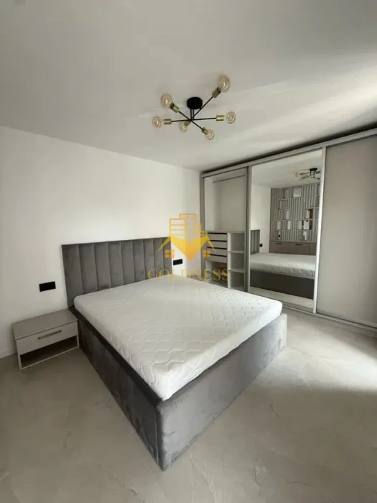 O camera, FSEGA, Iulius Mall, Parcare, Bloc nou, Dorobantilor, Profi. - GOLDNESS Imobiliare vă propune spre închiriere un apartament cu o camera complet mobilata și utilata, la etajul 2 într-un imobil de 5 etaje, în Cartierul Marasti .
Dispune de loc de parcare contracost 50E!
Se află în apropierea stațiilor de transport în comun, magazine, restaurante, spații verzi, farmacii, etc. 

Apartamentul este compartimentat astfel:
 - dormitor cu pat matrimonial, dressing, noptiere
 - bucatarie complet utilată și mobilată, loc de servit masa 
 - baie cu dus walk-in calorifer port prosop și dulap pentru depozitare.
 - balcon 7 mp.

Imobilul este dotat cu toate cele necesare- centrală proprie, frigider, aragaz, hotă, mașină de spălat haine, etc. 

Dacă sunteți interesați de acest apartament și doriți să îl vizionați, dar și pentru alte oferte nu ezitați să ne contactați telefonic sau prin e-mail. Vă stăm la dispoziție!
Pentru intermediere se percepe un comision de 50% din prețul chiriei!