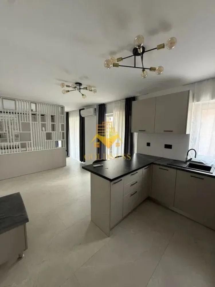 O camera, FSEGA, Iulius Mall, Parcare, Bloc nou, Dorobantilor, Profi. - GOLDNESS Imobiliare vă propune spre închiriere un apartament cu o camera complet mobilata și utilata, la etajul 2 într-un imobil de 5 etaje, în Cartierul Marasti .
Dispune de loc de parcare contracost 50E!
Se află în apropierea stațiilor de transport în comun, magazine, restaurante, spații verzi, farmacii, etc. 

Apartamentul este compartimentat astfel:
 - dormitor cu pat matrimonial, dressing, noptiere
 - bucatarie complet utilată și mobilată, loc de servit masa 
 - baie cu dus walk-in calorifer port prosop și dulap pentru depozitare.
 - balcon 7 mp.

Imobilul este dotat cu toate cele necesare- centrală proprie, frigider, aragaz, hotă, mașină de spălat haine, etc. 

Dacă sunteți interesați de acest apartament și doriți să îl vizionați, dar și pentru alte oferte nu ezitați să ne contactați telefonic sau prin e-mail. Vă stăm la dispoziție!
Pentru intermediere se percepe un comision de 50% din prețul chiriei!