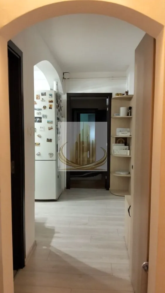 Apartament 3 camere et 2 Lipovei - Grand Mobilis Imobiliare vă oferă spre vânzare un apartament primitor cu 3 camere, situat la etajul 2, într-o zonă liniștită și foarte căutată din Lipovei. Cu o suprafață utilă de 64 mp, locuința este compartimentată semidecomandat și dispune de 2 băi, balcon închis, geamuri termopan, aer condiționat și boxă la subsol, oferind confort și spații de depozitare suplimentare. Poziționarea excelentă vă asigură acces rapid către grădinițe, școli, stații de autobuz și Iulius Town Timișoara, fiind alegerea ideală atât pentru o familie, cât și pentru investiție. Preț: 128.000 €. Pentru mai multe informații și programarea unei vizionări, contactați Grand Mobilis Imobiliare!

ID intern CP3183077